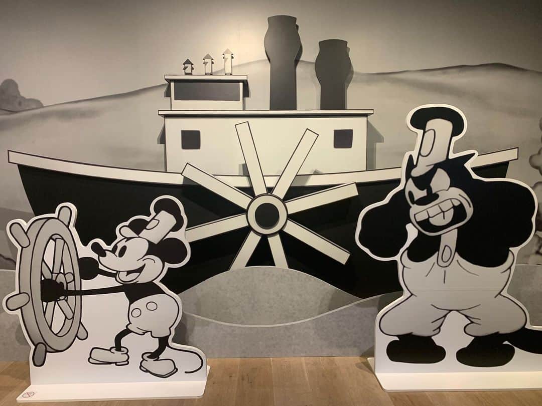 一聖さんのインスタグラム写真 - (一聖Instagram)「「MICKEY: THE TRUE ORIGINAL」﻿ ﻿ 写真撮影OKだったのでたくさん撮りました。﻿ 1928年11月18日生まれ﻿ ミッキーマウスは今年で92歳に！！！！！﻿ 色々なアーティストの作品が見れて楽しかった！﻿ そしてファンタジアは今年80周年なのでソーサラーミッキーのグッズも買ってるんるんでした。﻿ めでたしめでたし。﻿ ﻿ #ミッキーマウス展﻿ #ミッキーマウス﻿ #MICKEYMOUSE﻿ #蒸気船ウィリー﻿ #FANTASIA﻿ #本来ならミッキーとピートの間で写真撮りたかったんだけど誰も居なかったもんで自撮りしてみたんだけどどうやってもキャラが入らずよくわからない写真爆誕﻿ #たくさんのミッキーマウスに動揺してブレ﻿ #基本#真顔」11月12日 19時51分 - buglug_issei