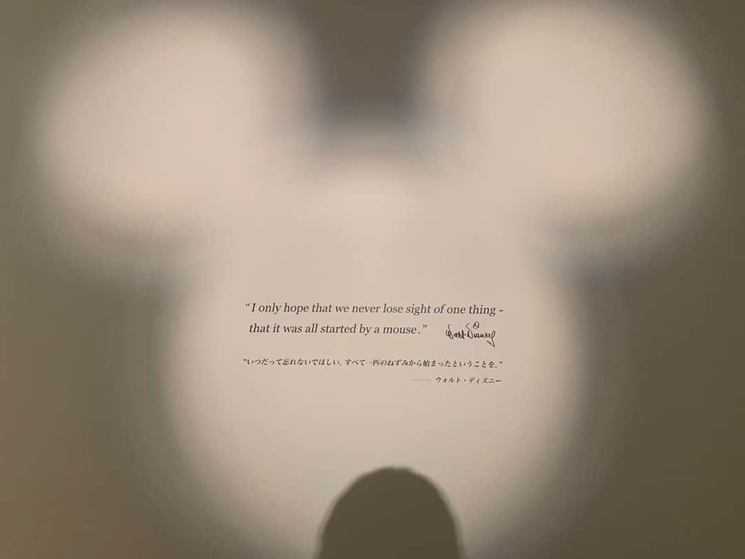 一聖さんのインスタグラム写真 - (一聖Instagram)「「MICKEY: THE TRUE ORIGINAL」﻿ ﻿ 写真撮影OKだったのでたくさん撮りました。﻿ 1928年11月18日生まれ﻿ ミッキーマウスは今年で92歳に！！！！！﻿ 色々なアーティストの作品が見れて楽しかった！﻿ そしてファンタジアは今年80周年なのでソーサラーミッキーのグッズも買ってるんるんでした。﻿ めでたしめでたし。﻿ ﻿ #ミッキーマウス展﻿ #ミッキーマウス﻿ #MICKEYMOUSE﻿ #蒸気船ウィリー﻿ #FANTASIA﻿ #本来ならミッキーとピートの間で写真撮りたかったんだけど誰も居なかったもんで自撮りしてみたんだけどどうやってもキャラが入らずよくわからない写真爆誕﻿ #たくさんのミッキーマウスに動揺してブレ﻿ #基本#真顔」11月12日 19時51分 - buglug_issei