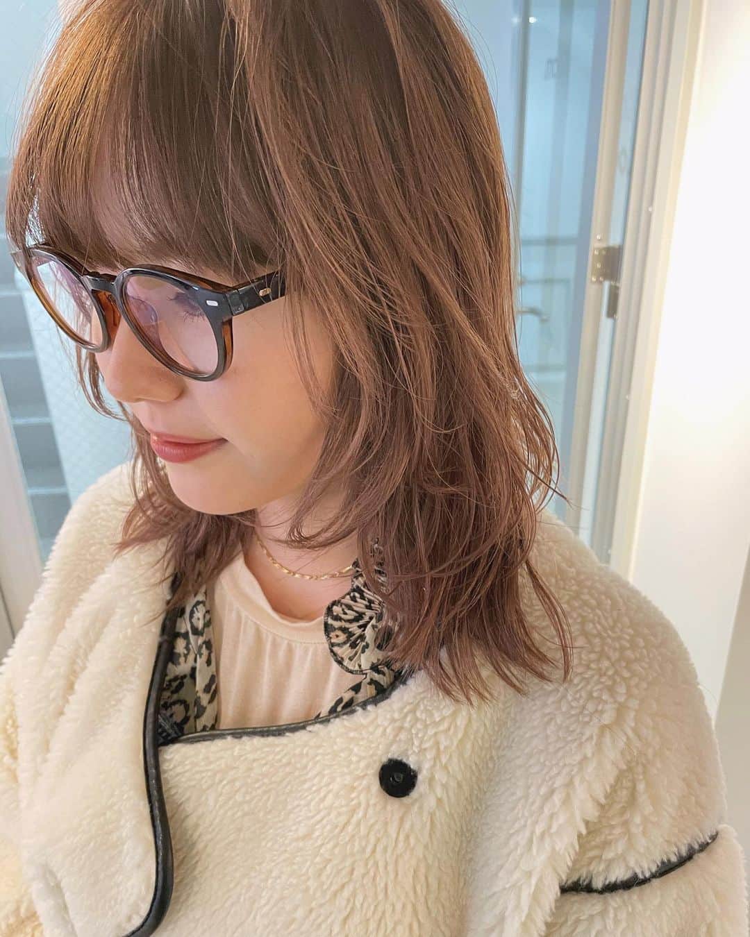 カワシリアツシのインスタグラム：「最近は顔まわりをざっくり切り込んで ちょいウルフにするのオススメしてます◎」