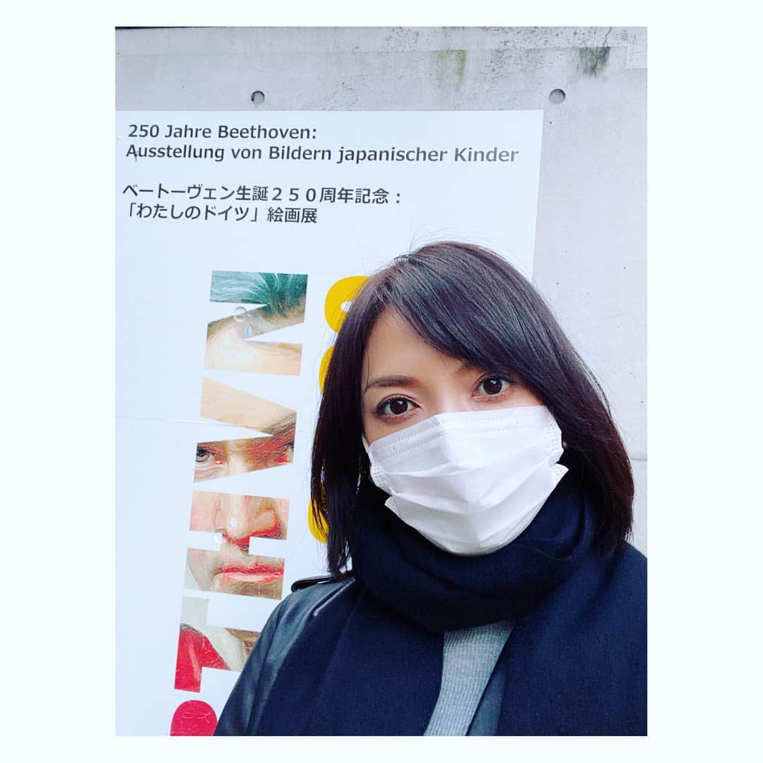 望月理恵さんのインスタグラム写真 - (望月理恵Instagram)「たまたま歩いていたドイツ大使館の壁に小学生や中学生が描いたベートーベンの絵が張り出されています。 みんな個性的でアーティスト！ 笑ったり感心したり、もう 楽しすぎました！  絵画コンテスト「わたしのドイツ」の過去の応募作品の中から43人のベートーヴェンをセレクト、ベートーヴェン生誕250周年記念：「わたしのドイツ」絵画展として壁展示でお祝いしているそうです。  #今年はベートーヴェン生誕250年  #BTHVN2020 #ドイツ大使館 #作品は載せてはいけないと 思い、やめました。 #絵を描きたくなりました☺️ #子供はみんな天才アーティスト！ #もうマフラーの季節」11月12日 19時45分 - mochiee28