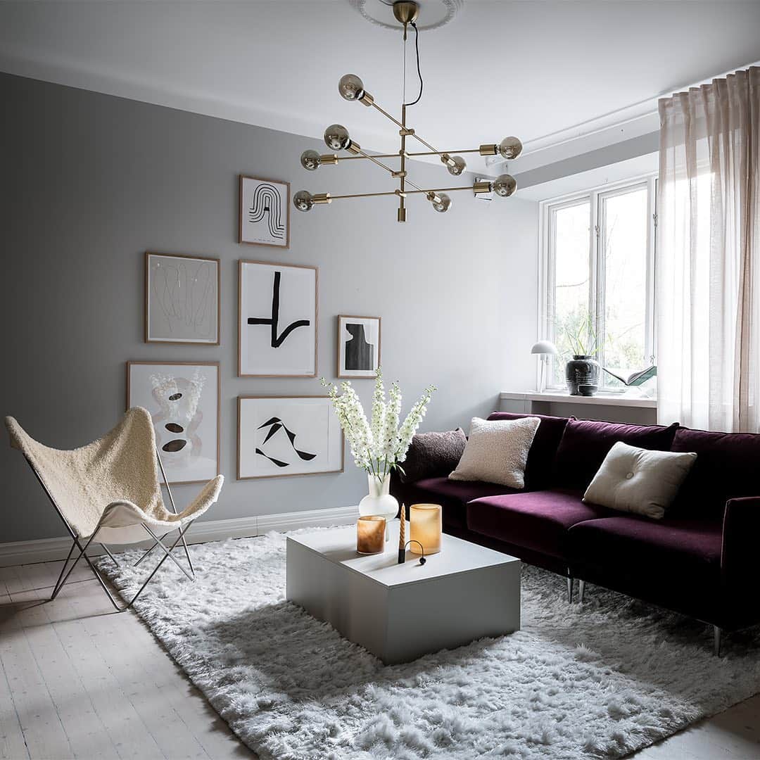 Bjurforsのインスタグラム：「Modernitet möter charmiga detaljer från förra seklet på Olskroksgatan 25 🤍. Foto: @fotografalencordic Styling: @bon.interior  . . . . #bjurfors_goteborg #mäklarefridajakobsson #inredning #interior #vardagsrum #livingroom」