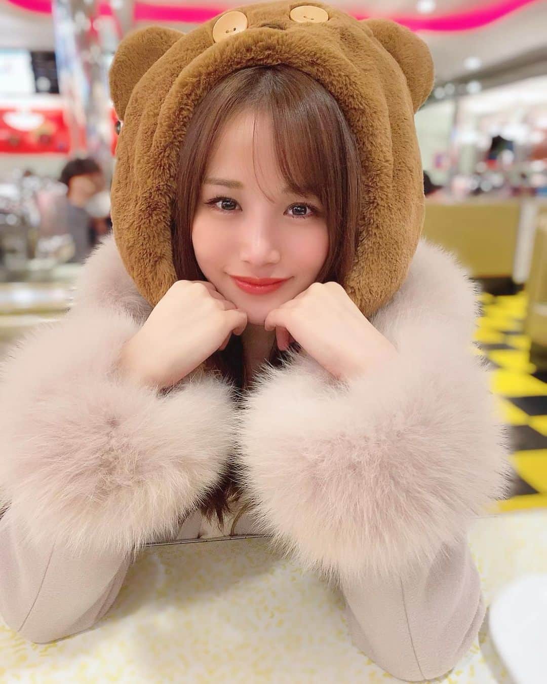 のインスタグラム：「* * * * クマに恋してみる？🐻🐻❤️ * * * * * #usj #usjコーデ #もこもこ #もこもこコーデ #クマコーデ #冬コーデ #gu #大阪旅行 #旅行好き女子 #彼女とデートなうに使っていいよ」