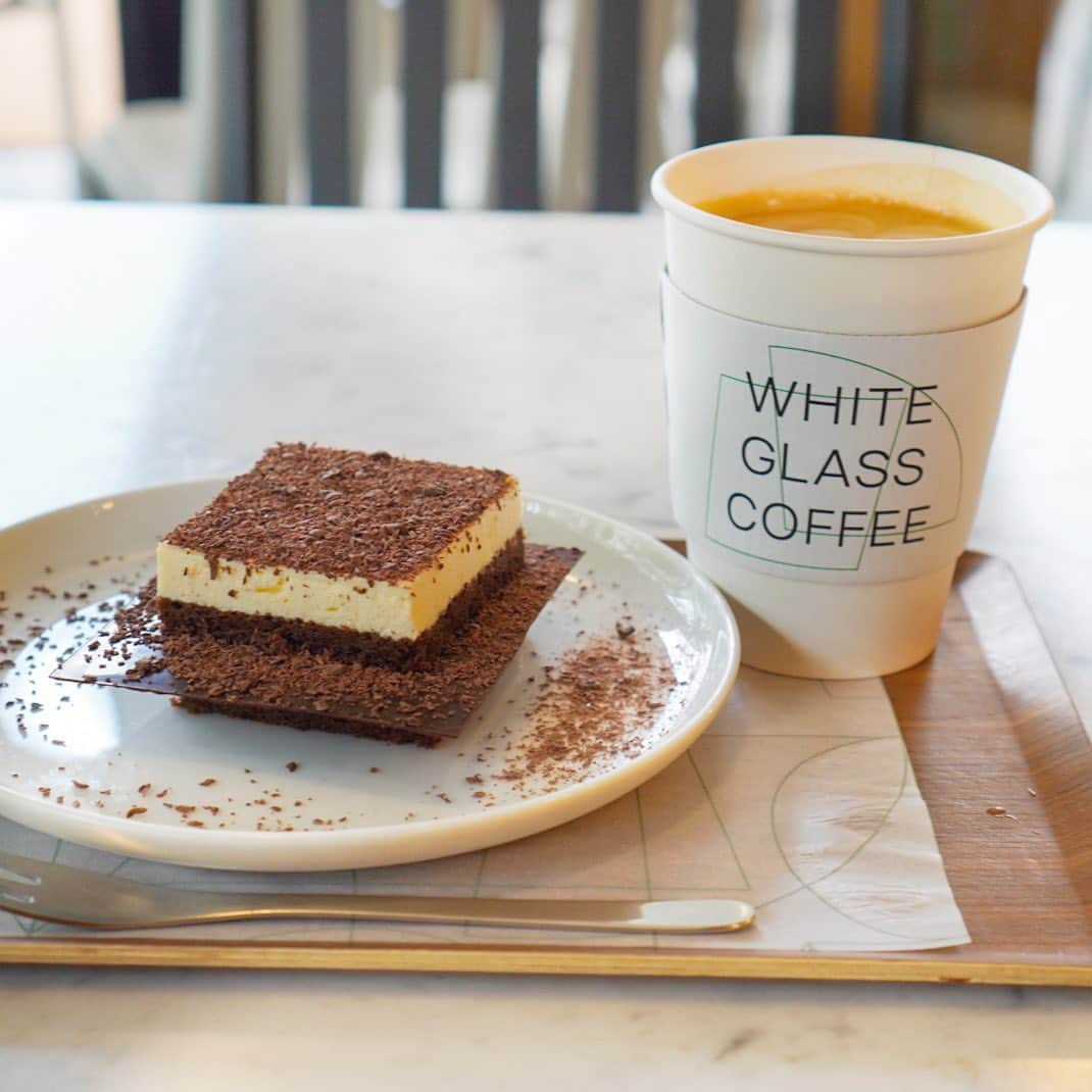 ぱんもんさんのインスタグラム写真 - (ぱんもんInstagram)「⠀ ＼ 渋谷のティラミス ꪔ̤̮♥ ／﻿ ﻿ #whiteglasscoffee の﻿ ◇ティラミス 600円﻿ ﻿ をいただきました🍫﻿ ﻿ この前投稿した #greenbeantobar が手がけるカフェ☕️﻿ 緑も豊かで素敵な空間です🌿﻿ ﻿ ティラミスには薄いチョコレートがサンドされてます☺︎﻿ これがパリッと食感で美味しい💛﻿ マスカルポーネ部分もとろける〜🥰 ﻿ やっぱりチョコレート専門店が手がけてるからかなぁ？﻿ 上の砕いたチョコも美味しかった🥰﻿ ﻿ 土日のお昼すぎだったので少し待ちましたが、﻿ 席数も多いので15分くらいで案内されました☺️﻿ ﻿ コーヒーも美味しくて、﻿ お一人様でも気軽に入れるのでまた行きたい✨﻿ テラスはもう寒いけどね😌❄️ ﻿ おすすめのお店💛﻿ ⠀ #ホワイトグラスコーヒー #渋谷カフェ #渋谷グルメ #ティラミス #チョコレート専門店 #原宿カフェ #表参道カフェ」11月12日 19時49分 - panmon15