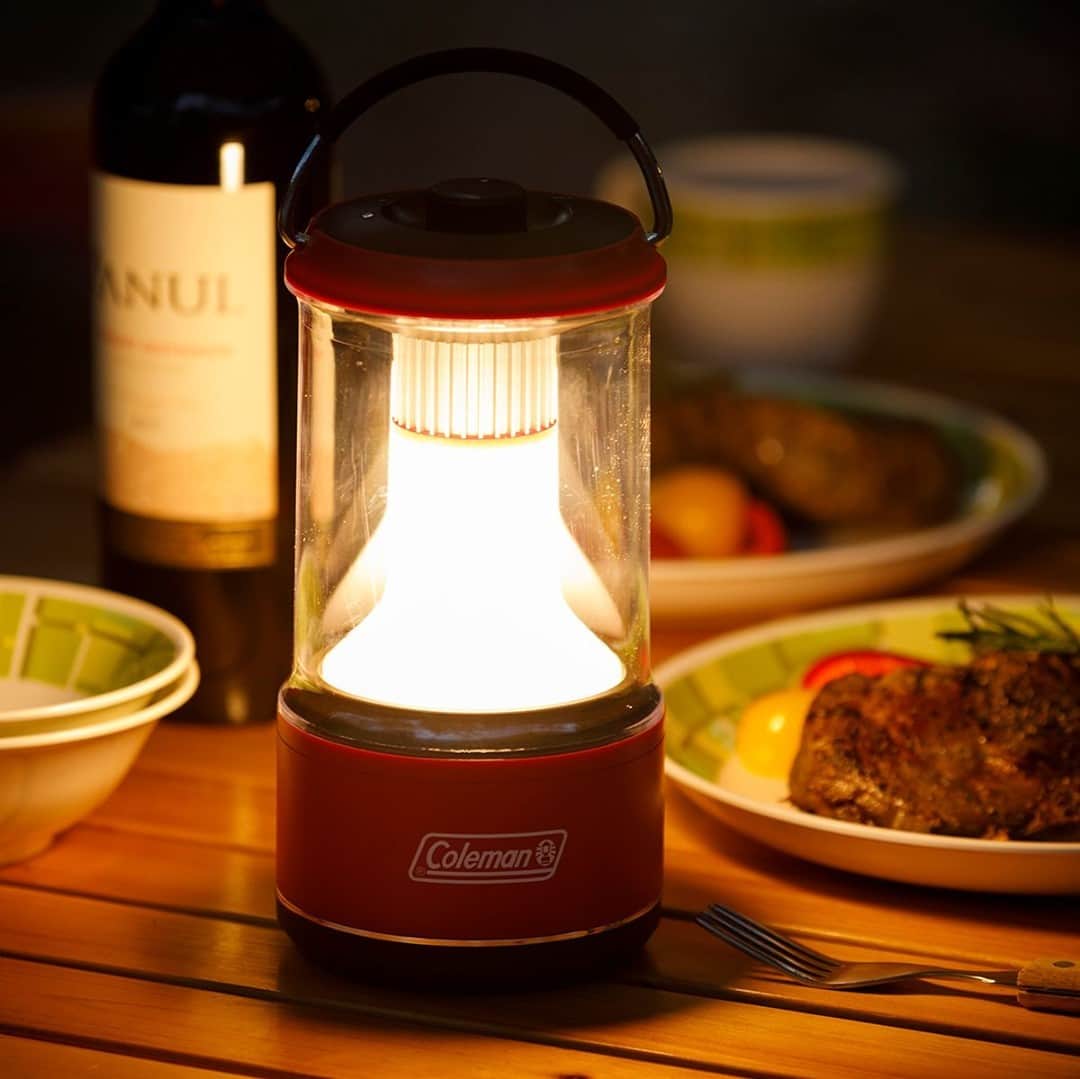 Coleman Japanのインスタグラム：「キャンプの食卓テーブルをやさしく照らす「バッテリーガードLED ランタン」。  過放電を防ぎ、電池を長持ちさせるバッテリーガード™は、いざという時にも役立ちます💡🔋 ・ ・ ・ #灯そうColeman #灯そうコールマン #灯そう #Coleman #コールマン #Lantern #ランタン #LEDランタン #Camp #キャンプ #Outdoor #アウトドア #バッテリーガード #バッテリーガードLEDランタン #防災グッズ」