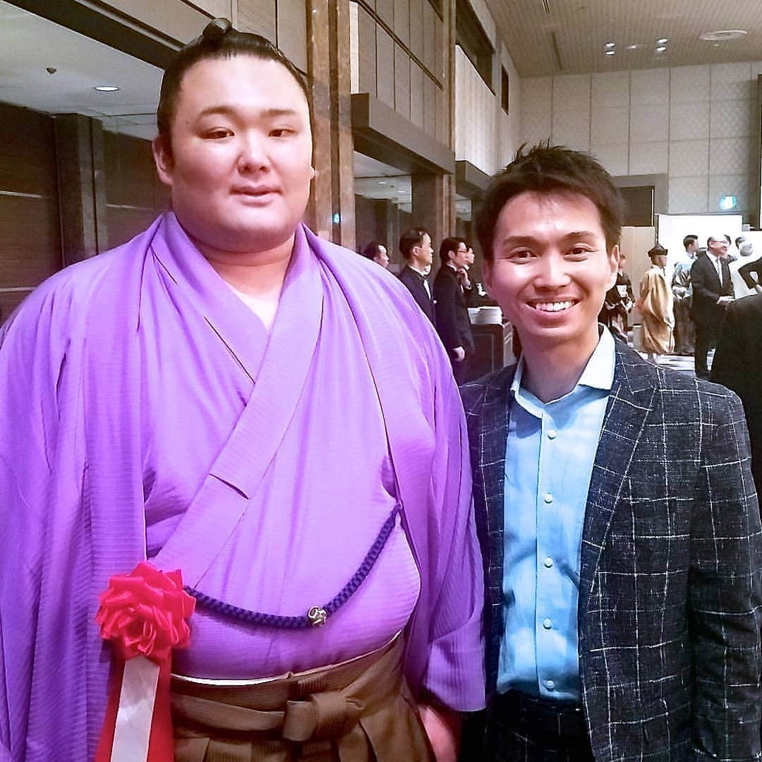 古村勇人さんのインスタグラム写真 - (古村勇人Instagram)「目指せ、令和の大横綱！というわけで、同じく富山出身の大関・朝乃山を応援しようと大相撲にご招待頂きました。ところが、朝乃山はケガしてしまい、3日目から無念の初休場。残念な結果となりましたが、それでも人生初の大相撲観戦には胸が高鳴りました。﻿ ﻿ 印象的だったのは音。四股を踏んで、回しをたたき、勢いよくぶつかり合って、土俵から投げ飛ばす。この音にこそテレビとは比べものにならない迫力があるのです。そして、力士の肉体の柔軟性には何度も驚かされました。これは日々の稽古の賜物ですね。﻿ ﻿ どの取り組みにも息を飲む場面があり、国技である大相撲の魅力を堪能しました。朝乃山の復帰戦にはまた駆け付けますよー。それまでしっかりケガを治して、来年の活躍に期待しています！﻿ ﻿ #令和 #横綱 #富山出身 #富山 #大関 #朝乃山 #大相撲 #十一月場所 #ケガ #休場 #人生初 #大相撲観戦 #音 #四股 #回し #土俵 #迫力 #力士 #相撲取り #柔軟性 #稽古 #国技 #魅力 #土俵入り #伝統 #番付 #マス席 #両国国技館 #両国 #東京﻿」11月12日 20時00分 - hayato.furumura