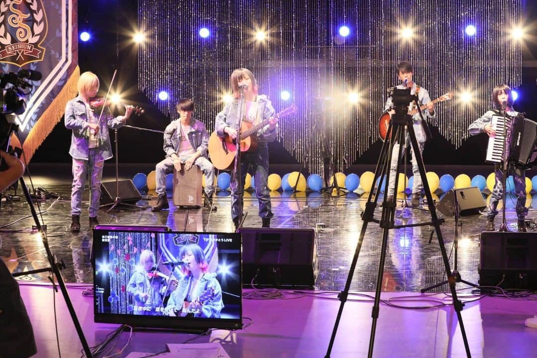 テレビ東京「青春高校３年C組」のインスタグラム：「オリジナル曲披露の軽音部🎶  11/29(日)に開催するオンラインLIVEに向けて、 10月に行われたTIFありがとうLIVEを見直し テンション上げていきましょう⤴️⤴️ アーカイブ視聴できるのは残り２週間⏳ 青春高校３年C組HPのオンライン公演をチェック🧐  #openhouse #青春高校３年Ｃ組 #地球の音」
