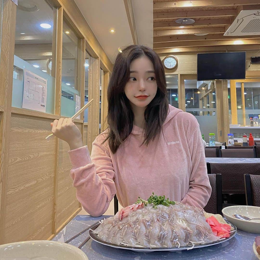 キム・ドヨンさんのインスタグラム写真 - (キム・ドヨンInstagram)「무서운데 엄마가 자꾸 들구찍으래...🌝 맨날 노량진수산시장가서 고르면 비싼데 살이없거나 안신선했는데 이번엔 착한가격에 아쥬 실한 대게를 먹게되ㅅㅓ  넘조아땅❤️ #노량진수산시장#손선장#손선장대게추천」11月12日 19時54分 - dodo_baby