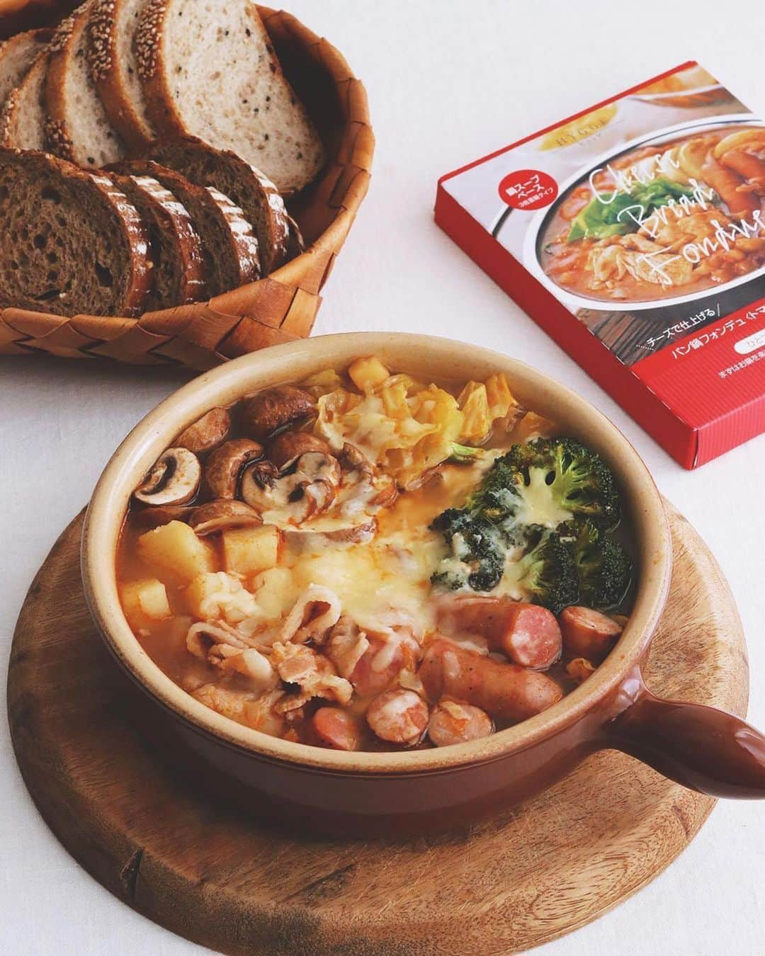 ANDERSEN アンデルセンさんのインスタグラム写真 - (ANDERSEN アンデルセンInstagram)「cheese bread fondue / パン鍋フォンデュ﻿ .﻿ by @higuccini  .﻿ アンデルセンの洋風鍋の﻿ スープベースを今回使い、﻿ 野菜やソーセージなどを﻿ 加えてじっくりコトコト。﻿ 仕上げにチーズをのせて﻿ パンと一緒に楽しむお鍋。﻿ 具を食べ終えたら残った﻿ スープにチーズを加えて﻿ チーズフォンデュとして﻿ さらにパンを楽しむお鍋。﻿ .﻿ ﻿ たくさんパンを用意して﻿ 冬のお鍋を楽しみましょ。﻿ @andersen_official_jp﻿ .﻿ .﻿ #お鍋 #洋風鍋 #鍋パ #鍋パーティー #鍋の季節 #ポトフ #チーズフォンデュ #アンデルセン #ファーマーズブレッド #ベーカリー #アンデルセンのパン #ヒュッゲ #デンマーク #cheesebreadfondue #andersen #bakery #hygge #hyggelife #copenhagen #bageri #denmark #🇩🇰」11月12日 19時58分 - andersen_official_jp