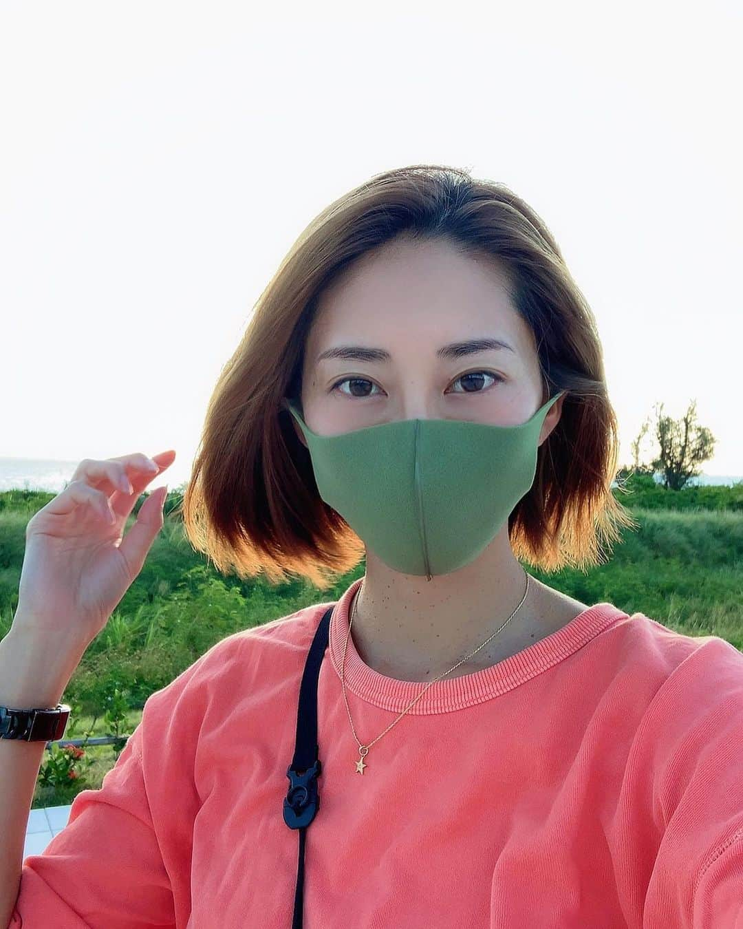 佐々木志織さんのインスタグラム写真 - (佐々木志織Instagram)「🌬 . 夕陽が撮りたかったのに 真っ白に映っちゃって ただただ風が強いですね の動画🎥 .」11月12日 20時09分 - shiorio118