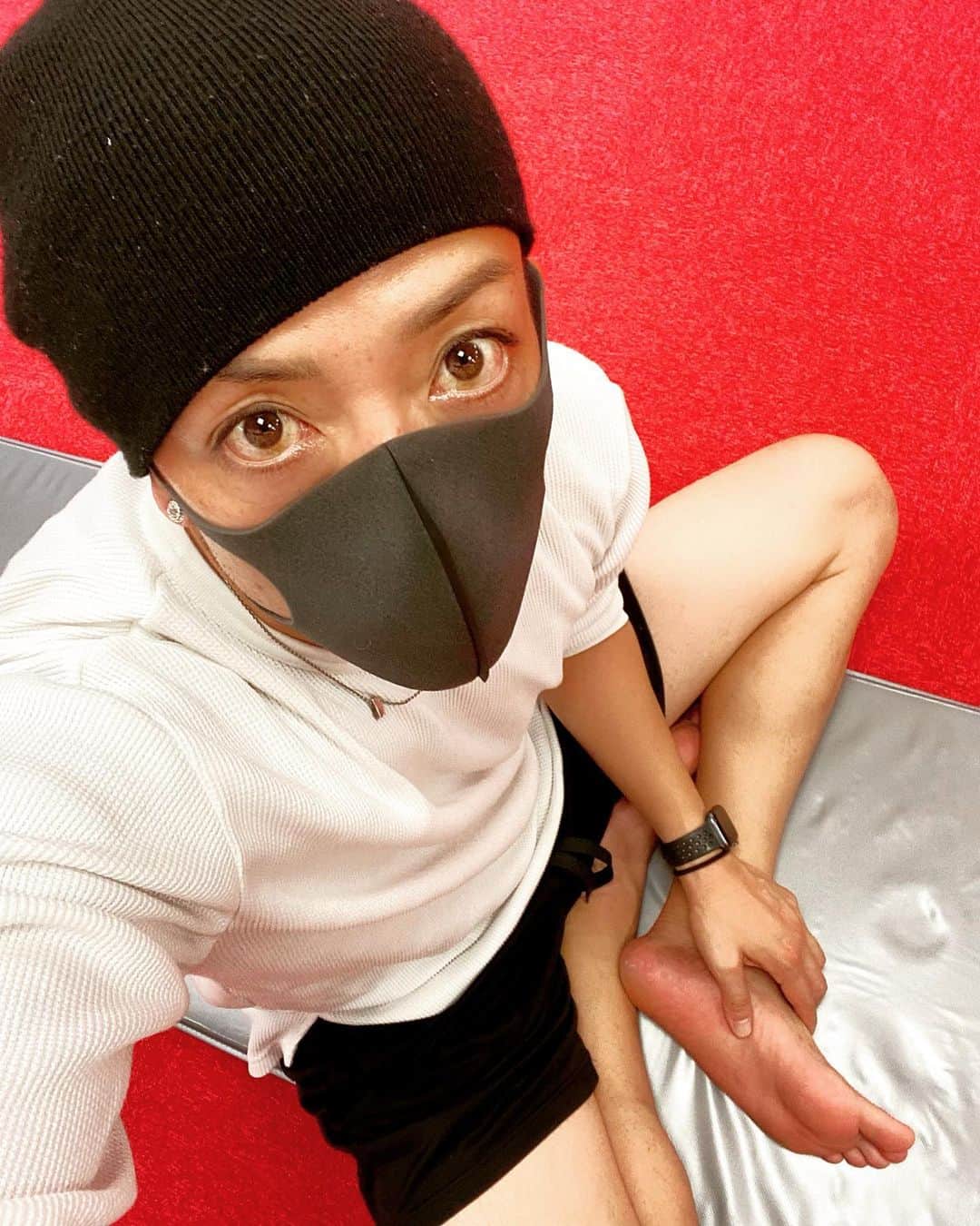 SHU-YAのインスタグラム：「足揉んでてふと。 . 毎日毎日リハ終わり居残っては、ソロの踊りはもちろんのこと、ここで目線落としたほうがいいかなーとか、間の使い方など1人であーでもないこーでもない。踊っては撮って直しての微調整の繰り返し。 それに付き合って当時残っていただいたスタッフさん達にも感謝ですね。 何度も皮が破けながらも血だらけで踊って鋼のようになっていた足の裏も人並みに柔らかくなりました😌 . とかふと思い出したそんな夜 . #ダンス #バックダンサー #ソロ #足の裏 #マッサージ . もみもみ」
