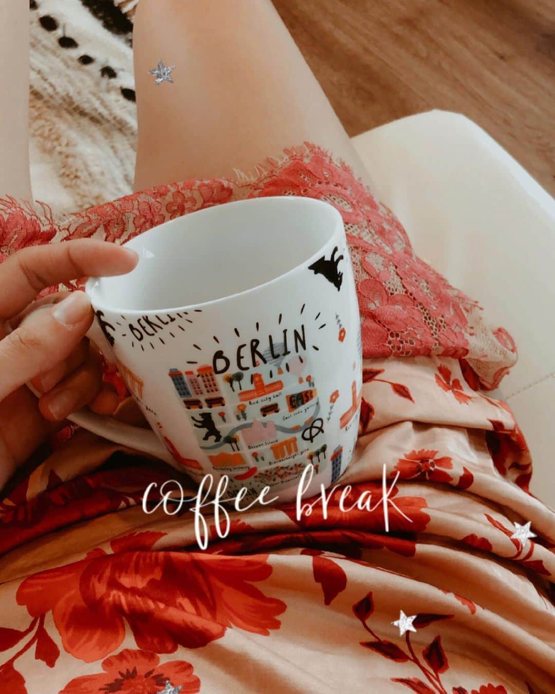 岩崎志保のインスタグラム：「☕️ コーヒー大好きで毎日飲むけど生理中だけはカフェインレス派」
