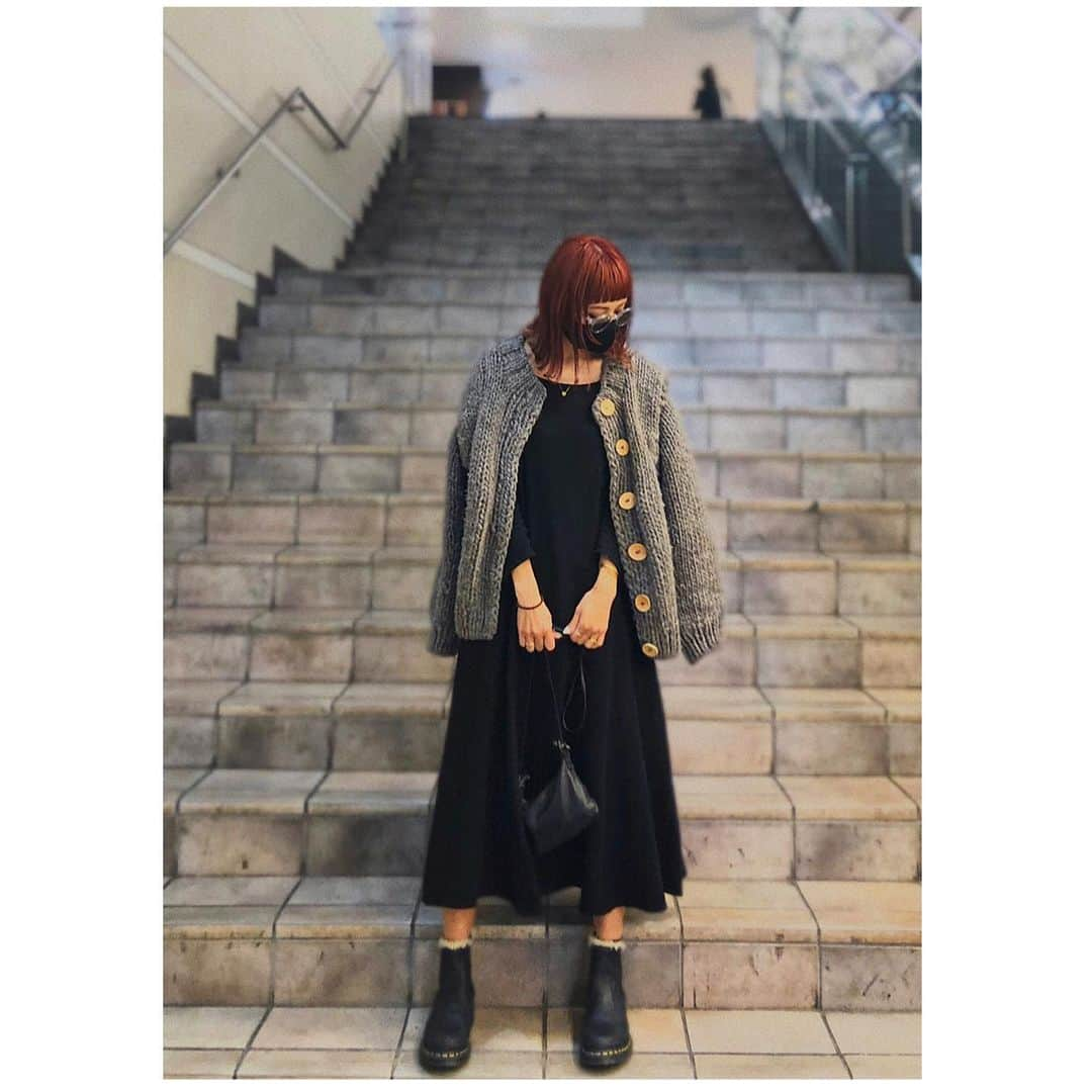 小泉梓さんのインスタグラム写真 - (小泉梓Instagram)「久々に私服コーデ。  中々撮ってもらえることがないから、昨日麻衣子に撮ってもらった。 「ねね、頼んでい？」ってゆったら、「コーデね」って。 何をお願いするか言わなくても分かる彼女はさすがだよ。  あ、服の話ね。 @etretokyo のニットカーデとワンピ。  ネットで一目惚れしたやつ。 ペルーニットがボリューミーで温かくてすごく良き。  #ootd #outfit #fashion #fashiongram #fashionstyle #私服　#aw #秋冬コーデ #ニット　#カーディガン　#ワンピース #ペルーニット」11月12日 20時04分 - azusan111