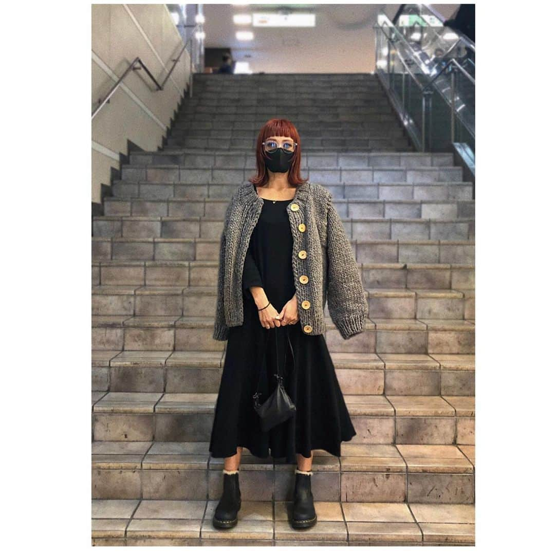 小泉梓さんのインスタグラム写真 - (小泉梓Instagram)「久々に私服コーデ。  中々撮ってもらえることがないから、昨日麻衣子に撮ってもらった。 「ねね、頼んでい？」ってゆったら、「コーデね」って。 何をお願いするか言わなくても分かる彼女はさすがだよ。  あ、服の話ね。 @etretokyo のニットカーデとワンピ。  ネットで一目惚れしたやつ。 ペルーニットがボリューミーで温かくてすごく良き。  #ootd #outfit #fashion #fashiongram #fashionstyle #私服　#aw #秋冬コーデ #ニット　#カーディガン　#ワンピース #ペルーニット」11月12日 20時04分 - azusan111