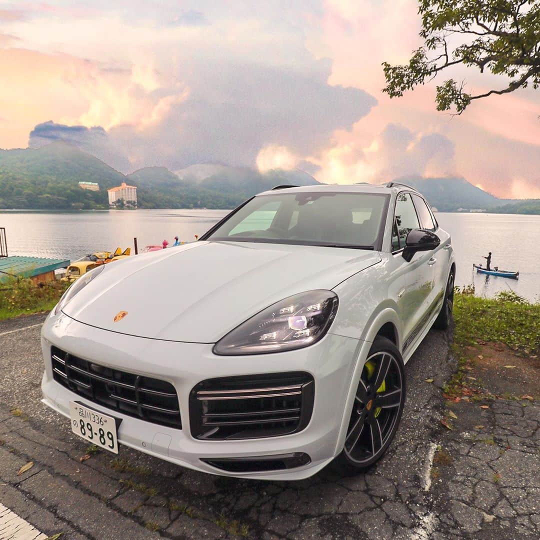 Porsche Japanさんのインスタグラム写真 - (Porsche JapanInstagram)「ワカサギ釣りシーズン中の榛名湖。 ダイナミックな走りと積載性も抜群なポルシェ カイエンターボS E-ハイブリッドでフィッシングはいかがですか？   #ポルシェ #Porsche #カイエン #Cayenne #プラグインハイブリッド #榛名湖 #ワカサギ釣り」11月12日 20時05分 - porsche_japan