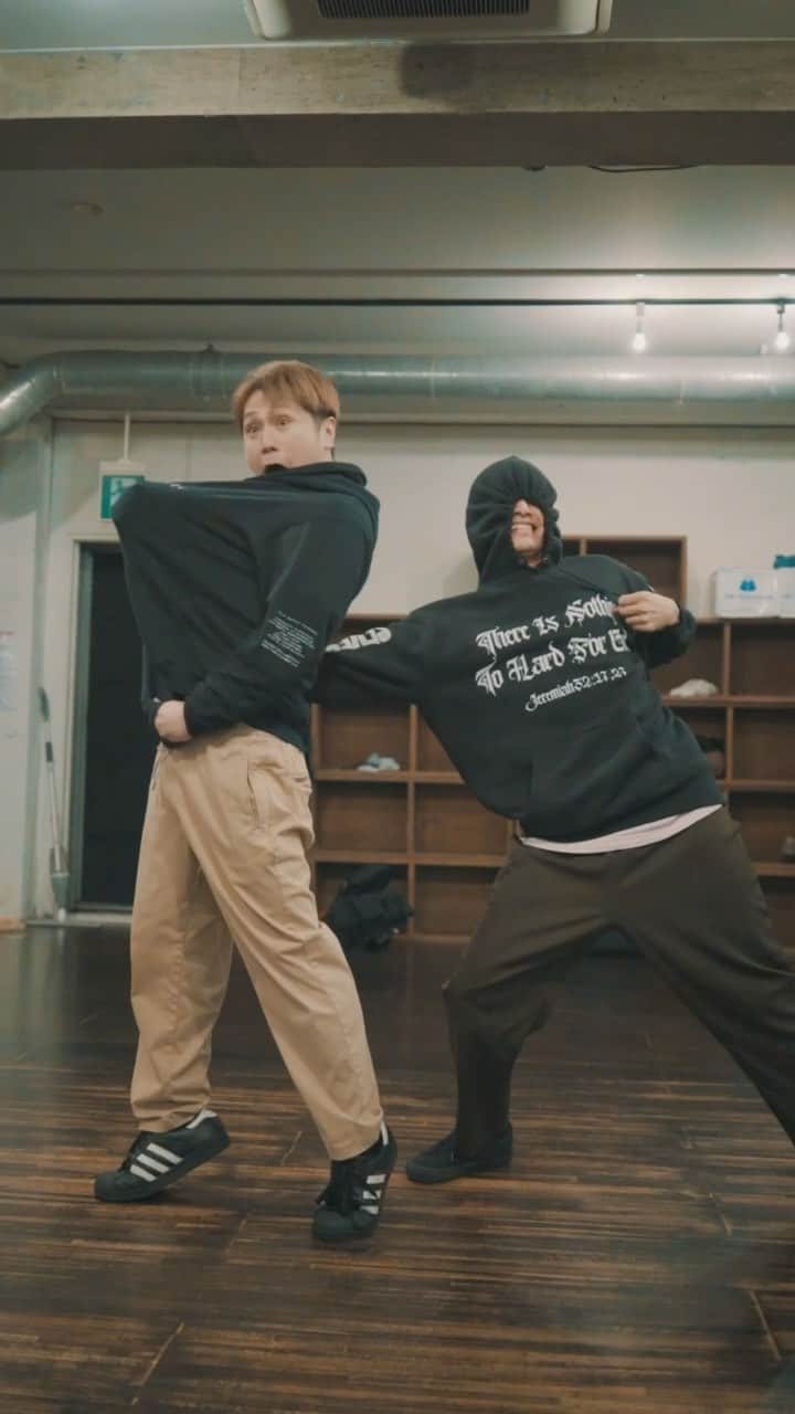 のインスタグラム：「🕺 @toyotaka_bbb @shinsuke.bbb  🎵 @craigdavid  Hoodie by @makotouenobori  #BeatBuddyBoi #dance #hoodie  #Toyotaka #SHINSUKE」