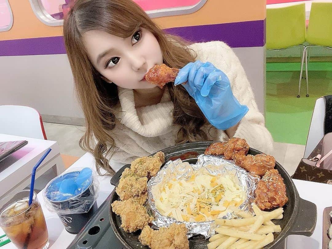 嶋谷愛（あいちゅん）のインスタグラム：「. 行きたかったとこ♥ #デチョルはペゴパ  🚃モチーフで可愛すぎた♥ . . . #koreantown #ufoチキン #キンパ #韓国料理 #鶴橋コリアンタウン #l4l #❤」