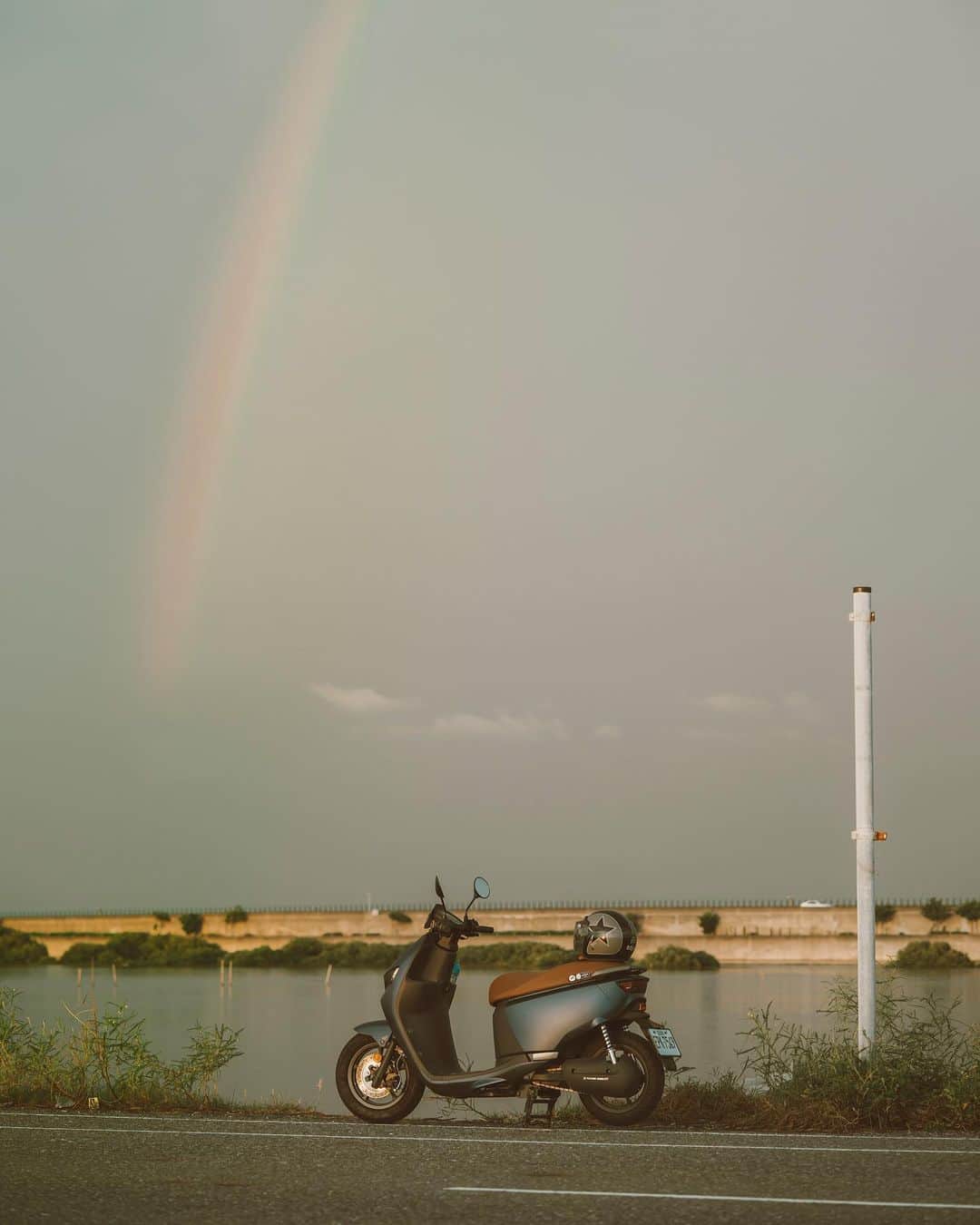 李翔のインスタグラム：「#夕陽公路﻿ ﻿ 最近很需要看夕陽的時間﻿ 都快忘記晚霞是什麼顏色﻿ 一切都好﻿ 偏涼的北風﻿ 提醒著今年又快到了尾聲﻿ 忙碌歸忙碌﻿ 還是很期待著旅行 好好坐下來的那種  #宏佳騰智慧電車  ﻿」