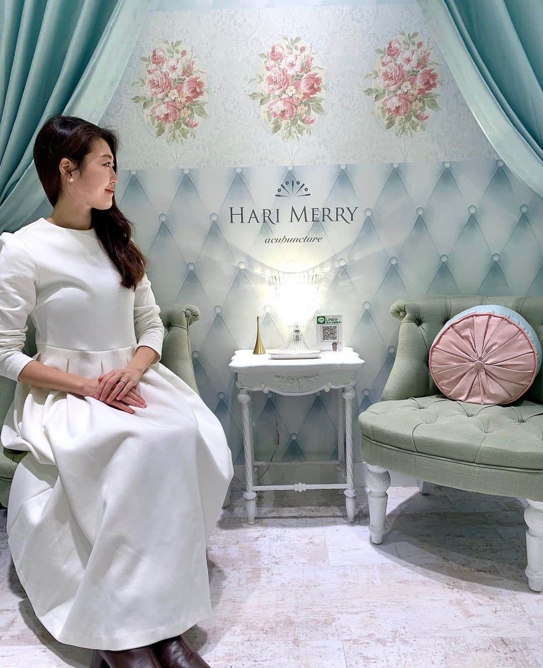 花田浩菜のインスタグラム：「可愛すぎる店内🌿❤️ ここ、美容鍼&ボディメイクのサロンなんです！✨ . しっかり#ボディメイク する為には骨盤の歪みを改善しないことにはヒップアップもO脚も改善できない、、と1ヶ月ほど#宅トレ をしてみて気がついたこの1か月。 そんな今は、理想のボディを目指し！歪みを治すことをかーなーり意識しています。🥺❤️ . . 私は#反り腰 &#O脚 なので、昔からもう骨格が、、と思って諦めていたのですが、 しっかり歪みをとって筋肉を鍛えればだいぶ改善されることに気がつき🥺🥺🥺❤️ なんといっても産後の悩みだった#腰痛 の改善にももちろん効果大なので、定期的に#骨盤矯正 はしっかりすることに🙆‍♀️ 今回は #美容鍼 や#骨盤矯正　を専門的に行っている @harimerry で全身ボディメイクのコースをお願いさせて頂きました😊✨🦴 . . ここのボディメイクのコースは、全身の筋肉をほぐしながらストレッチをし、骨盤矯正&姿勢のアドバイスまでトータルでしてくださるので、今の私にぴったり！！ 一回で足の歪みもだいぶ改善されて立ち方もきちんとアドバイスしてもらって、気をつけて生活しています🥺❤️ #美容鍼 や#小顔矯正 のプランも気になるし、また定期的に骨盤はお願いしたいと思っています✨ 『花田浩菜のインスタ見た』で1000円オフになるそうなので、気になる方は是非利用して下さいね😊🌿 . . @harimerry #harimerry #ハリメリー #美容鍼 #ボディメイク #産後美容 #産後ダイエット #O脚改善 #美脚 #ヒップアップ #ボディメイキング #新米ママさんと繋がりたい #女の子ママ #男の子ママ #2児ママ #2歳差ママ #ママ美容 #筋トレ女子と繋がりたい #diet #beauty  #l4l #happy  #happydays」