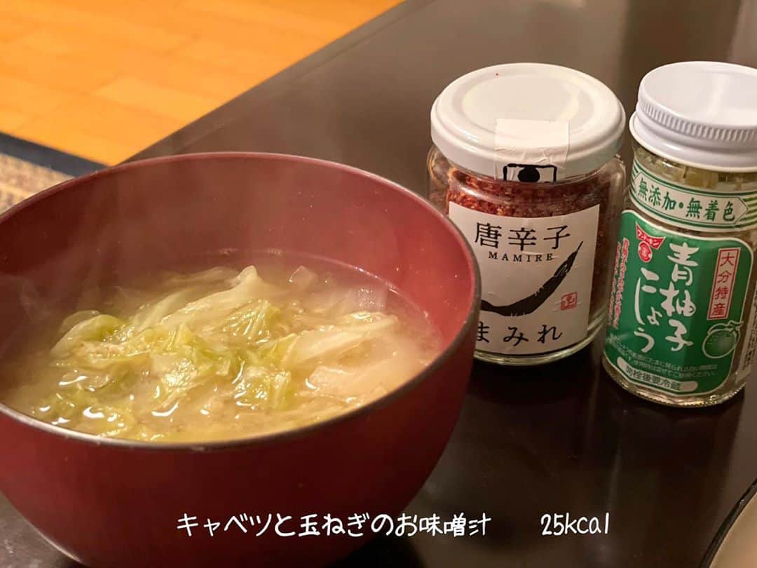 のインスタグラム：「☆﻿ 私のお味噌汁は超薄味。﻿ ﻿ キチンとお出汁を取って（私は煮干しとあごだし）唐辛子や柚子胡椒入れるとね、薄味でも気にならないの。むしろお出汁の味がしっかりしてて美味しいです♨︎﻿ ﻿ 女性の皆さま♡﻿ ご自身の美容のため﻿ 大切なご主人や恋人の健康のため﻿ 是非やってみてください♪﻿ ﻿ ﻿ #お味噌汁#塩分控えめ#うちごはん#美加子のレシピ#美肌食マイスター#アンチエイジングアドバイザー#dinner#misosoup#food#washoku ﻿ ﻿ ﻿」