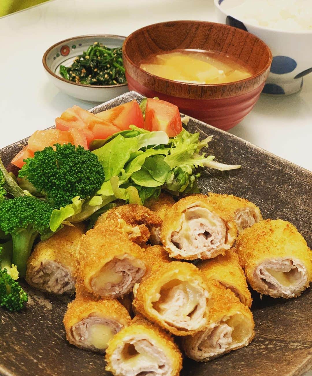 浅越しのぶさんのインスタグラム写真 - (浅越しのぶInstagram)「ご飯進む〜。ダイエット明日から〜。 #チーズの豚巻き#夕飯#テニス」11月12日 20時10分 - shinobu_asagoe_official
