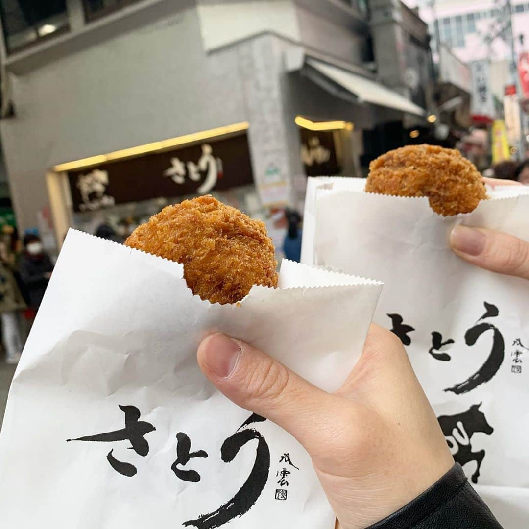 りょうくんグルメさんのインスタグラム写真 - (りょうくんグルメInstagram)「【吉祥寺　さとう】 絶品メンチカツのお店！！！ ㅤㅤㅤㅤㅤㅤㅤㅤㅤㅤㅤㅤㅤ 🏠#吉祥寺　#さとう 🚶‍♂️吉祥寺駅徒歩3分 📖メンチカツ1個240円 ㅤㅤㅤㅤㅤㅤㅤㅤㅤㅤㅤㅤㅤ 吉祥寺名物さとうのメンチカツ お肉はジューシー、玉ねぎが大きめでしゃしゃきの食感がたまらん！！！  いつも並んでるけど回転はかなり早い。 テイクアウトのお店。 他にも豚カツとか売ってるけど、メンチが圧倒的に美味しい。 ちなみにメンチカツの販売は10:30〜  ほんと何回もリピってるけどここのメンチしか勝たん。オススメ！！！ ㅤㅤㅤㅤㅤㅤㅤㅤㅤㅤㅤㅤㅤ  吉祥寺さとう  10:00〜19:00（メンチカツの販売は10:30～）   定休日 年始のみ　※1/1(金)～1/7(木)はお休み  東京都武蔵野市吉祥寺本町1-1-8」11月12日 20時11分 - uryo1113