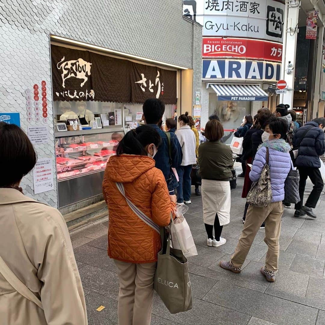 りょうくんグルメさんのインスタグラム写真 - (りょうくんグルメInstagram)「【吉祥寺　さとう】 絶品メンチカツのお店！！！ ㅤㅤㅤㅤㅤㅤㅤㅤㅤㅤㅤㅤㅤ 🏠#吉祥寺　#さとう 🚶‍♂️吉祥寺駅徒歩3分 📖メンチカツ1個240円 ㅤㅤㅤㅤㅤㅤㅤㅤㅤㅤㅤㅤㅤ 吉祥寺名物さとうのメンチカツ お肉はジューシー、玉ねぎが大きめでしゃしゃきの食感がたまらん！！！  いつも並んでるけど回転はかなり早い。 テイクアウトのお店。 他にも豚カツとか売ってるけど、メンチが圧倒的に美味しい。 ちなみにメンチカツの販売は10:30〜  ほんと何回もリピってるけどここのメンチしか勝たん。オススメ！！！ ㅤㅤㅤㅤㅤㅤㅤㅤㅤㅤㅤㅤㅤ  吉祥寺さとう  10:00〜19:00（メンチカツの販売は10:30～）   定休日 年始のみ　※1/1(金)～1/7(木)はお休み  東京都武蔵野市吉祥寺本町1-1-8」11月12日 20時11分 - uryo1113