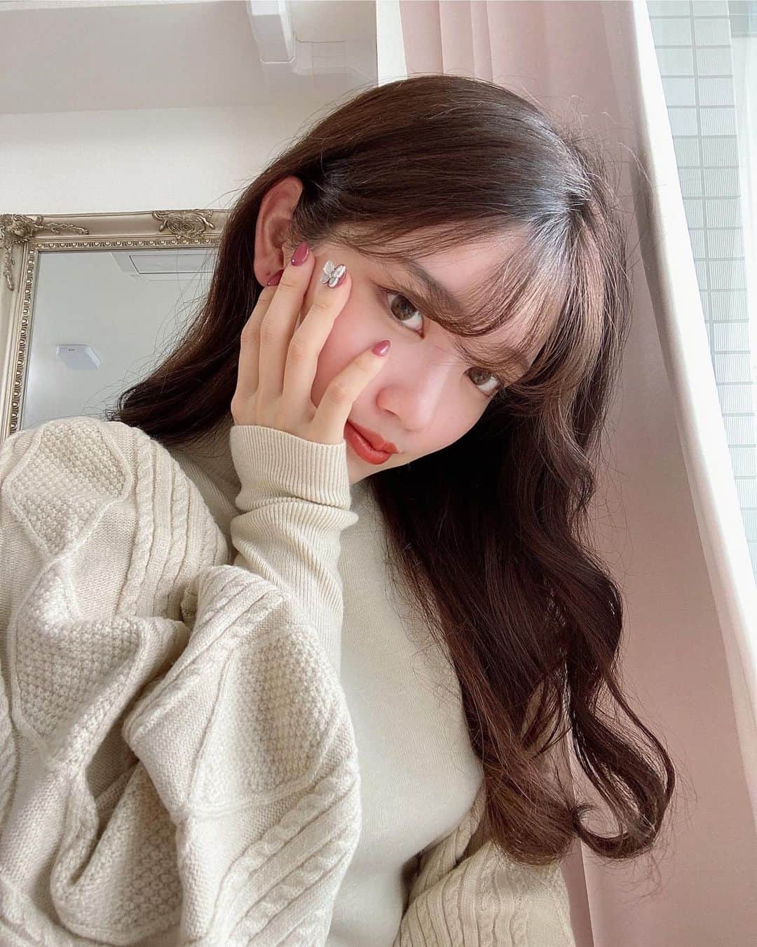 MICさんのインスタグラム写真 - (MICInstagram)「💅 ﻿. この前　@twinkmiru さんで ネイルしてきたよー🐇 . . 蝶々パーツずっとかわいいなあ〜って思ってたから　つけれて満足❤︎ . . 手元がかわいいとうきうきする( ꈨຶ ˙̫̮ ꈨຶ ) . . . . ﻿#twinkmiru #twinkmirunail #トゥインクミル #表参道 #表参道ネイル #表参道ネイルサロン﻿ #ちゅるんネイル #マグネットネイル #上品ネイル﻿ #ミラーネイル #ニュアンスネイル #大人ネイル ﻿ #蝶々ネイル #バタフライネイル #パピヨンネイル﻿ #蝶ネイル #大人ネイル #オフィスネイル #秋ネイル﻿ #シンプルネイル #ブライダルネイル #フットネイル ﻿ #パラジェル #ジェルネイル #ジェルネイルデザイン #젤네일 #네일아트 #귀여운네일 #美甲」11月12日 20時13分 - micmofmof