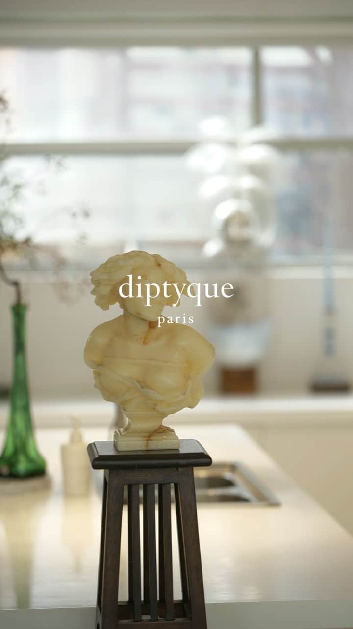 のインスタグラム：「Enter the bright home of Renee & Zinan Lin, where each object finds its place, creating a mix of new modern and traditional styles. #diptyqueparis #architecture #art #hometour」