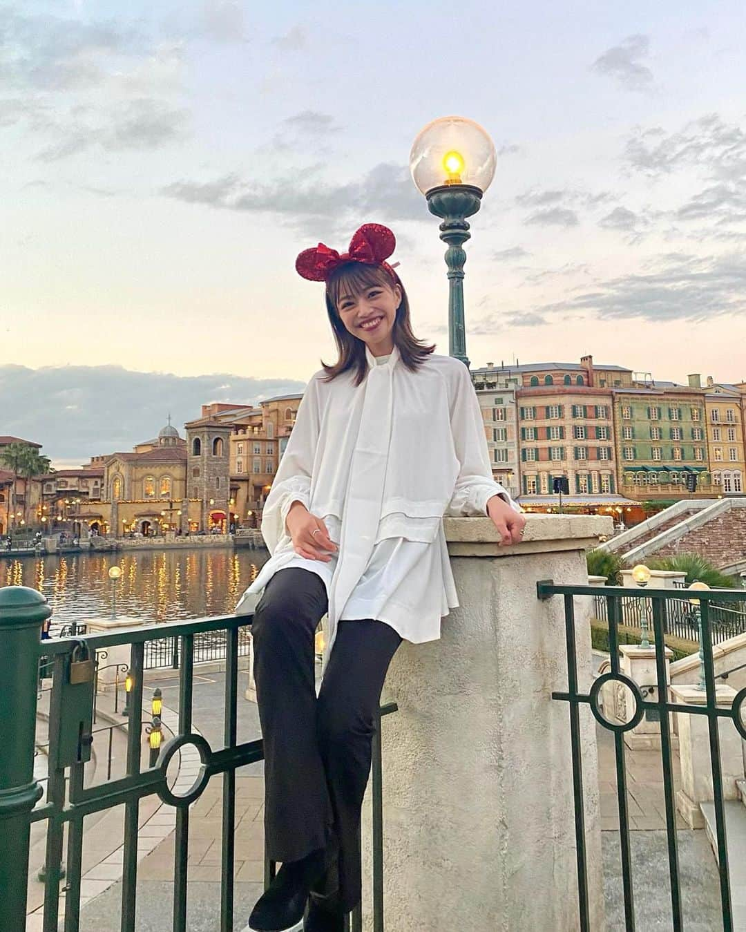 藤野結衣さんのインスタグラム写真 - (藤野結衣Instagram)「🐭🏰❤️ 入場するまでは🐰被ってモチベーション上げてました💓☺︎☺︎☺︎☺︎☺︎ . . コロナの悲しいニュースはいつまで続くのかな、、🥺 寒くなってきたのでより一層みんな身体に気をつけてね✨ . . #tds #ミニーコーデ #ミニーちゃん #アリス #ディズニーコーデ #ディズニーシー #disneysea #夢の国　#ブラウスコーデ」11月12日 20時14分 - yui_fujino