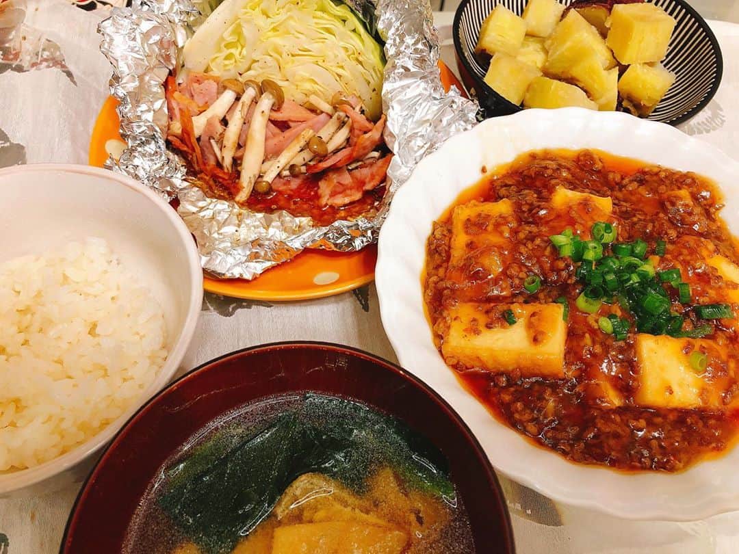 佐野千晃のインスタグラム：「最近パタパタしてて全然料理出来てない、、、って思ったけど結構出来てたwwwww﻿ ﻿ いつも主食、副菜、汁物、炭水化物ってゆーバランスを大切にしてる！﻿ ﻿ そして料理には1時間以上かけたくないから手際良くやりたい！﻿ ﻿ なんならその手際良くやってる時間が大好き😘www﻿ ﻿ 料理は食べるのも見るのも作るのも楽しいなぁ🤤﻿ ﻿ お肉はいつも通り @nichireifresh ！ ﻿ 美味しくて美味しくてお肉はこれ一択！﻿ ﻿ さぁー今回も無駄に聞きましょう！ww﻿ ﻿ どれが食べたい？？？？？笑﻿ ﻿ ①厚揚げそぼろ餡、バター温野菜﻿ ②やみつき手羽先、ホタテ混ぜご飯﻿ ③青梗菜の中華炒め、ちくわれんこんガーリック﻿ ④王道ステーキ、シーザーサラダ﻿ ⑤漬けマグロ丼、白菜スープ﻿ ⑥麻婆白菜、ピリ辛葱豚﻿ ⑦塩麹のレンコン炒め、さつまいも味噌汁﻿ ⑧とろとろオムライス、クリームチーズ2種﻿ ⑨赤魚のお茶漬け﻿ ⑩豚肉とほうれん草の胡麻味噌炒め、大根サラダ﻿ ﻿ #ちゃー飯 #チャークッキング #yummy #Delicious #good #love #handmade #made #in #moana #instagram #instagohan #instafood」