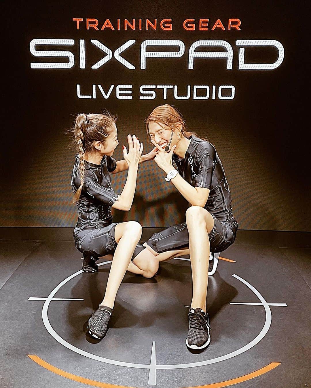 佐藤あずみのインスタグラム：「@sixpad_homegym 💪🏾💕  お友達のこりん【 @yuco.0612 】がSIXPADホームジムのトレーナーさんになったので、体験のトレーニングにお邪魔させていただきました❤︎！  やはりやはり！抜群なスタイルが、もーちょーカッコ良く決まってて、かっくぃいーーーって心の中で叫んで、そしてすごいなぁと尊敬の眼差しで見ておりました！笑  そしてこりんがトレーナーって抜群に集中できることが判明！ すごくわかりやすいし、掛け声がね、とてもやる気を出させてくれるんだけど、心地よかった！  あずみスイッチ完全にONしてくれました🔘💕 なによりも今日は楽しい時間をありがとー！  そしてYouTubeに近々レッスン風景が見れるので、是非チェケラーしてね🎥❤️  撮影の為、この時だけマスクを外させて頂きました✨ #gym #gymgirl #sixpad #sixpadhomegym #homegym #YouTube  #ジム #ジムニーランド #シックスパッド #シックスパッドホームジム #ホームジム」