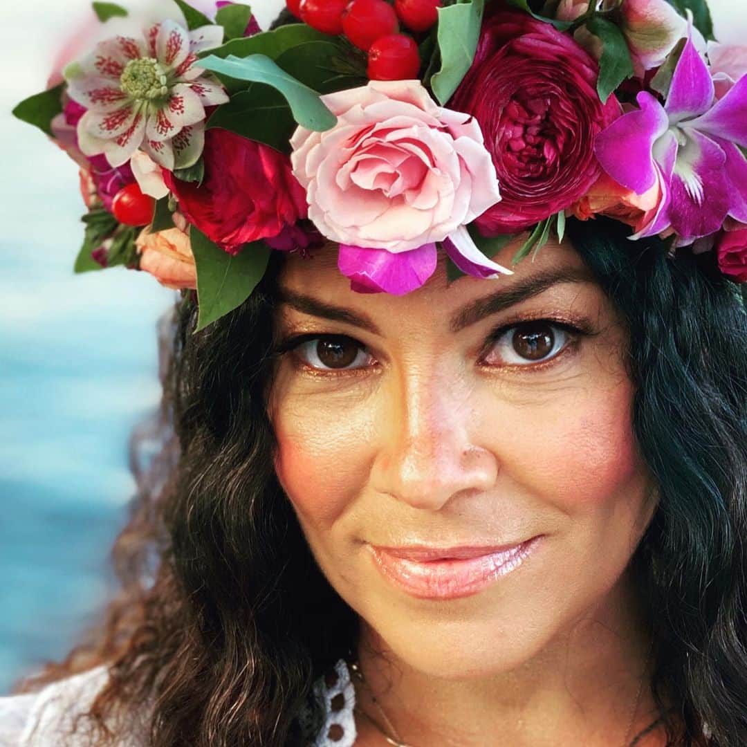 レイ・アレンのインスタグラム：「This woman right here is something special! @swalkerwil you are such an incredible woman! Your energy and passion for everything you do is unrivaled and I have been a lucky man to be able to share this lifetime with you. Thank you for loving me and giving me 4 amazing souls to travel through this lifetime with. On this day, your birthday I wish you the happiest day that you could possibly imagine. Foot rubs, shoulder rubs, and a little extra curriculars on deck😜. I love you! Happy birthday! #grownwoman」