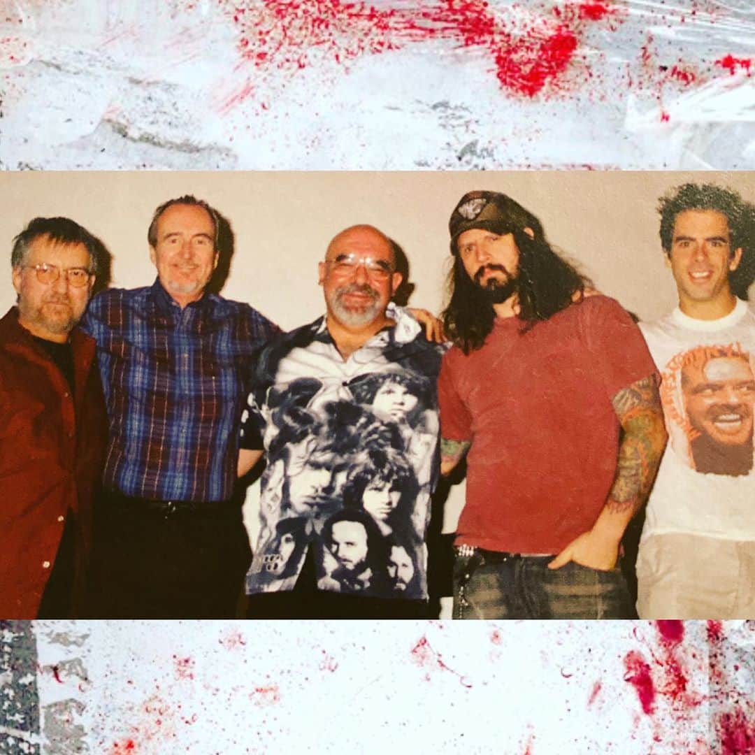 ロブ・ゾンビのインスタグラム：「I wish I found this picture for Halloween, but I guess it’s always Halloween for this group. An amazing pic from back in the day. I believe it was 17 years ago. Tobe Hooper, Wes Craven, Stuart Gordon, me and Eli Roth. The masters of horror and two young punks breaking onto the scene. All good dudes that made us feel welcome. Sad that all three of those guys have left us. #tobehooper #wescraven #stuartgordon #robzombie #eliroth #thetexaschainsawmassacre #nightmareonelmstreet #reanimator #houseof1000corpses #cabinfever #throwbackthursday」