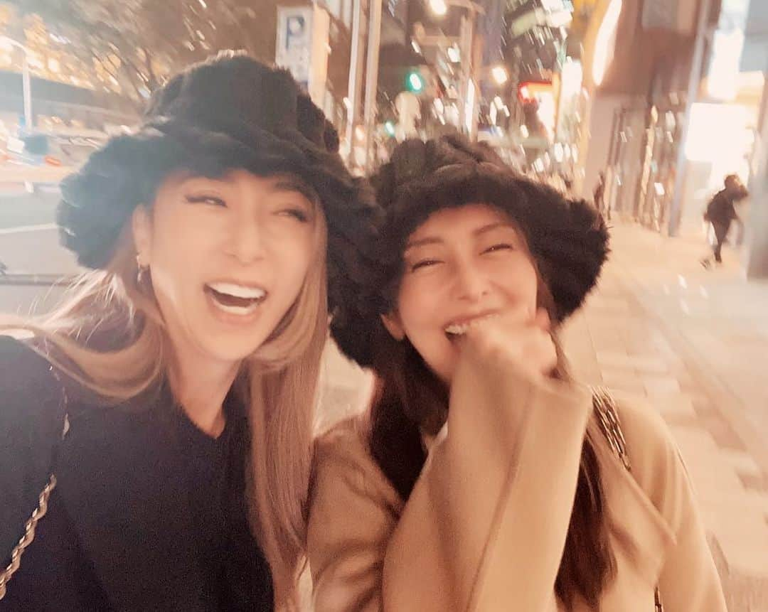 GENKINGさんのインスタグラム写真 - (GENKINGInstagram)「twins🖤 昨日は久々にあさみに会えた😚✨ ファーハットお揃い💂🏻‍♀️💂🏻‍♀️ @bae.select  . . #shibuya  #tokyo #bff」11月12日 20時19分 - _genking_