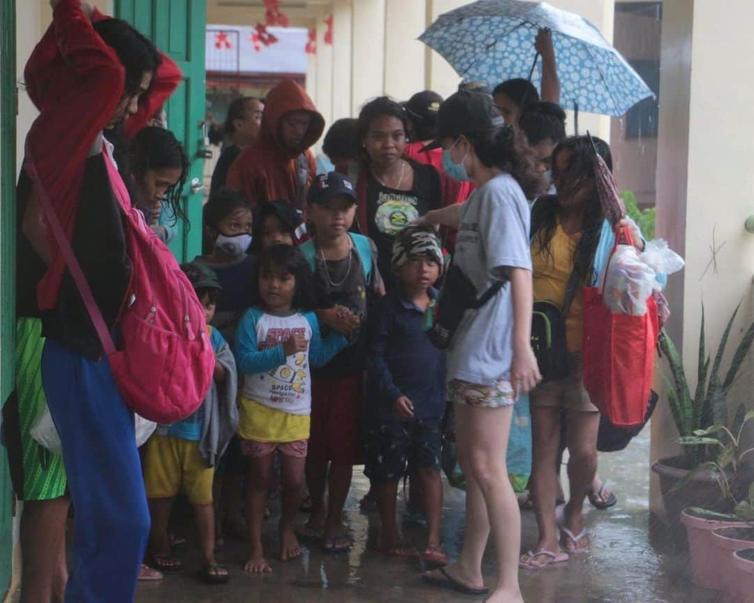 アン・カーティスさんのインスタグラム写真 - (アン・カーティスInstagram)「Only a few days since Super Typhoon #RollyPH left a trail of devastation in Bicol, #UlyssesPH battered the region again early this morning, causing even more damage and forcing thousands more families to seek safety in evacuation centers amidst the COVID-19 pandemic.   @unicefphils is closely monitoring the situation in all areas affected by #Ulysses and we’re deeply concerned for the survival and protection of children at risk. As the typhoon continues to cross mainland Luzon today, we urge everyone to stay safe, protected, and prepared for any emergency.  Thank you to everyone who have been asking how they can help. Visit https://bit.ly/UNICEFUlyssesEmergency (Link in my Bio) to support UNICEF Philippines in providing ongoing assistance to the most vulnerable families affected by disasters and the ongoing COVID-19 pandemic.  📷 UNICEF Philippines/2020/Nino Luces and Ruel Saldico (Albay and Catanduanes, 11 November)」11月12日 20時19分 - annecurtissmith