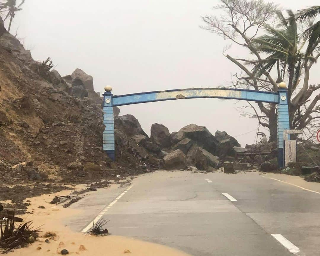 アン・カーティスさんのインスタグラム写真 - (アン・カーティスInstagram)「Only a few days since Super Typhoon #RollyPH left a trail of devastation in Bicol, #UlyssesPH battered the region again early this morning, causing even more damage and forcing thousands more families to seek safety in evacuation centers amidst the COVID-19 pandemic.   @unicefphils is closely monitoring the situation in all areas affected by #Ulysses and we’re deeply concerned for the survival and protection of children at risk. As the typhoon continues to cross mainland Luzon today, we urge everyone to stay safe, protected, and prepared for any emergency.  Thank you to everyone who have been asking how they can help. Visit https://bit.ly/UNICEFUlyssesEmergency (Link in my Bio) to support UNICEF Philippines in providing ongoing assistance to the most vulnerable families affected by disasters and the ongoing COVID-19 pandemic.  📷 UNICEF Philippines/2020/Nino Luces and Ruel Saldico (Albay and Catanduanes, 11 November)」11月12日 20時19分 - annecurtissmith