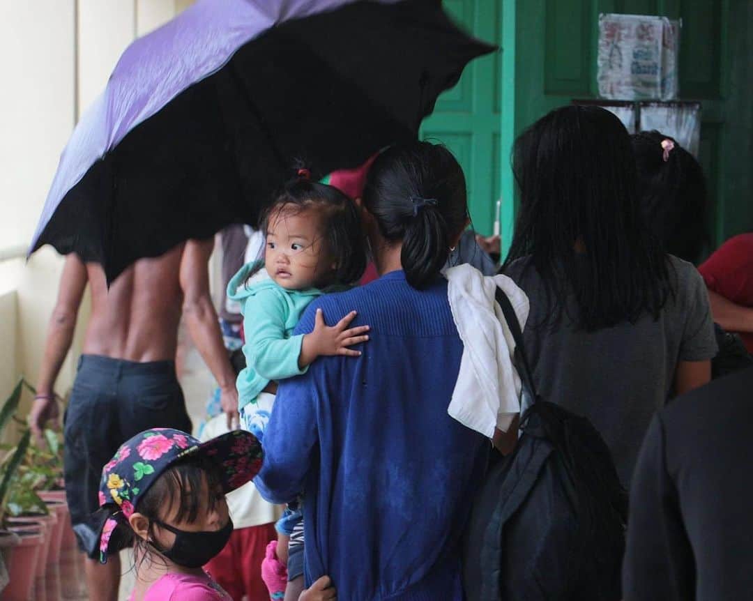 アン・カーティスのインスタグラム：「Only a few days since Super Typhoon #RollyPH left a trail of devastation in Bicol, #UlyssesPH battered the region again early this morning, causing even more damage and forcing thousands more families to seek safety in evacuation centers amidst the COVID-19 pandemic.   @unicefphils is closely monitoring the situation in all areas affected by #Ulysses and we’re deeply concerned for the survival and protection of children at risk. As the typhoon continues to cross mainland Luzon today, we urge everyone to stay safe, protected, and prepared for any emergency.  Thank you to everyone who have been asking how they can help. Visit https://bit.ly/UNICEFUlyssesEmergency (Link in my Bio) to support UNICEF Philippines in providing ongoing assistance to the most vulnerable families affected by disasters and the ongoing COVID-19 pandemic.  📷 UNICEF Philippines/2020/Nino Luces and Ruel Saldico (Albay and Catanduanes, 11 November)」