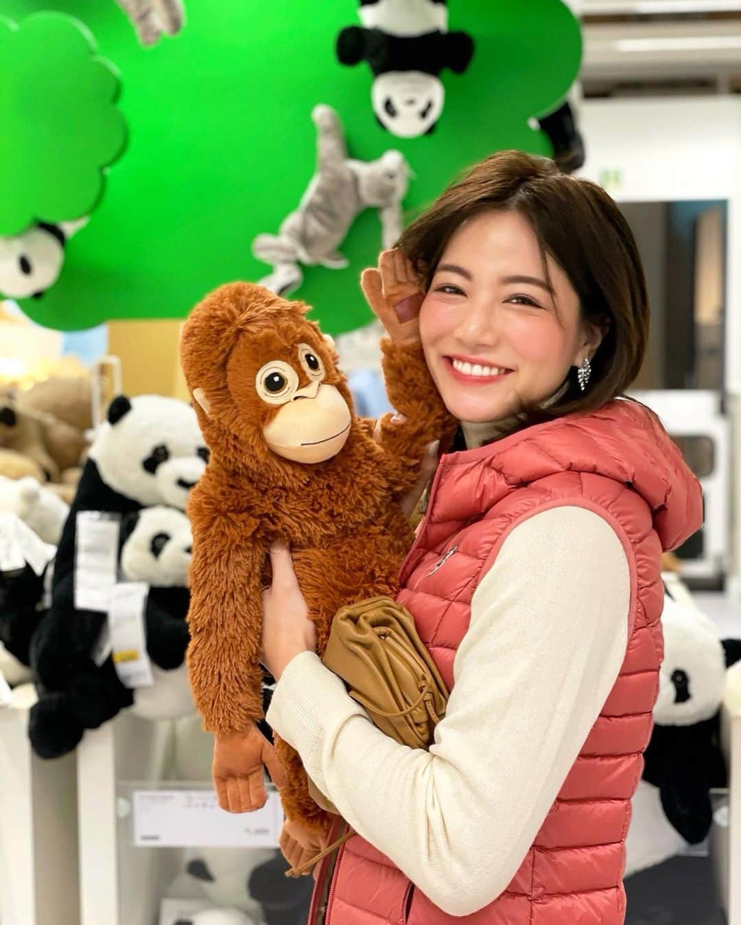 のインスタグラム：「こんばんは✨❤️ . 先日は久々にIKEAに🛍🚶‍♀️ IKEAって買い物しなくても見てるだけでもいろんなモデルルームあって面白いよね❤️ . そこで歩くたびにちょこちょこ売り場にでていたこのオラウータン🐒💕 目がくりくりしてて可愛くて🥺✨ 買おうか迷って、やめたんだけどやっぱり買えばよかったと後悔中🥺 . なかなか小太郎🐈に会えてないのでペットが恋しくなりました🥺✨ IKEAに行ったら絶対食べたい50円ソフトクリームももちろん食べて、色々インスタのブツ撮り用に造花も買えてよかったな💕💐 . その後は仲良しメンバーでDIYと家具作り❤️壁にペンキ塗り初めてだったけどすごく楽しかった〜🎵💕 . 家具もばっちり組み立てられたよ✨💪 IKEAコーデはまた明日載せますね❤️ 今日もお疲れ様でした🎵 . #ikea #ikeahome #イケア #イケア購入品 #インテリア #interiordesign #interior #お部屋 #お部屋作り #diy #diy女子 #ペンキ塗り #家具 #模様替え #furniture #furnituredesign #monkey #猿 #ぬいぐるみ #癒し #ペット #ペットのいる生活 #動物園 #zoo #動物 #動物好き #ペットのいる生活 #pet #オラウータン #ikeastyle」