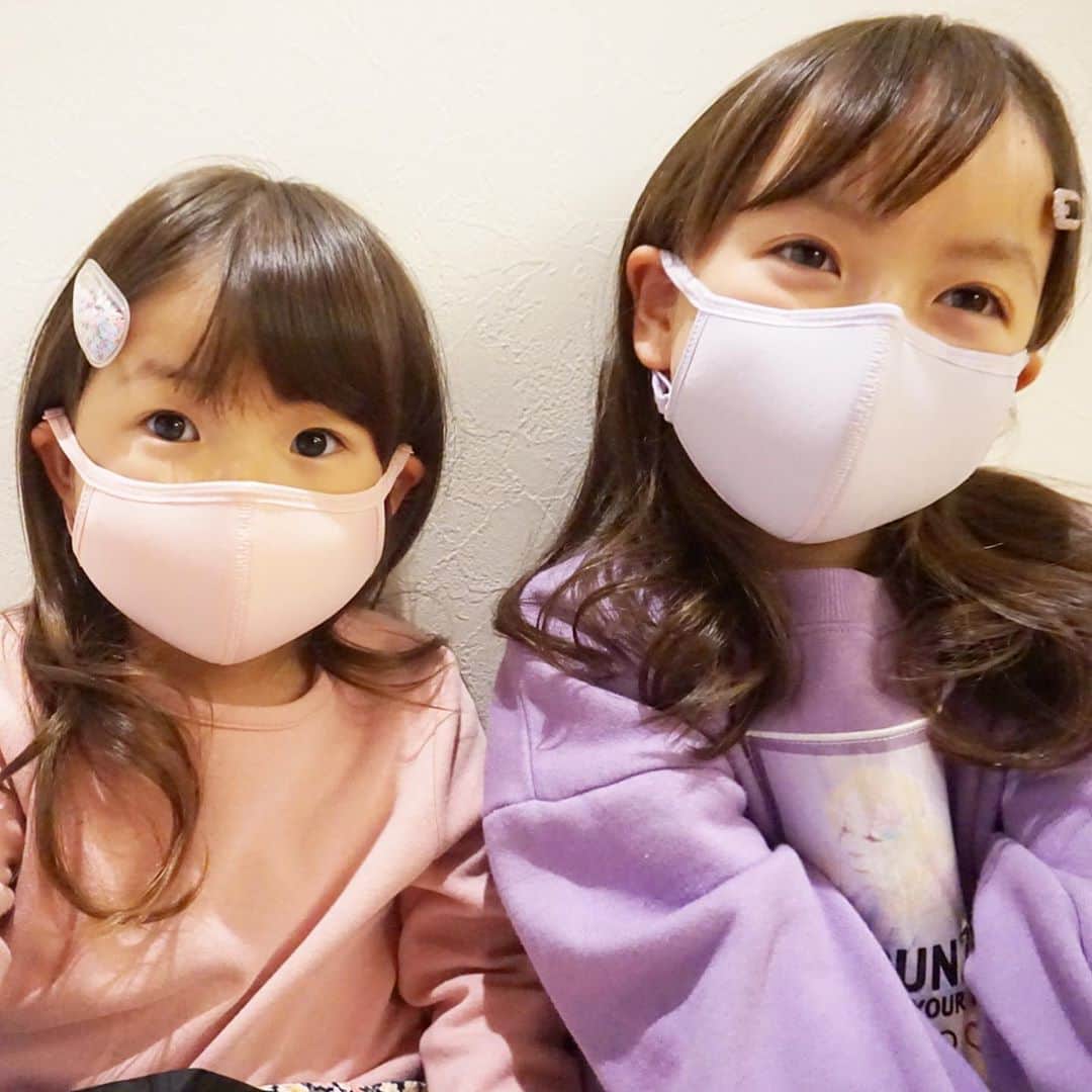 Megumiのインスタグラム：「今や欠かすことのできないマスク  子供たちに @otonadekodomo  さんのマスクを✨ 作りが本当にしっかりしてて、そこらへんで売ってるマスクとは比べものになりません✨✨  それぞれに好きな色を選ばせてあげたらやっぱりこうなる　 ピンクとむらさき。 かわいい♡ 好きな色が違うから、わかりやすくて助かる😍  #マスク #子供用立体マスク #子供用マスク #姉妹 #6歳 #4歳 #コロナに負けるな #マスク生活を楽しもう #マスク生活を快適に #otonadekodomo」