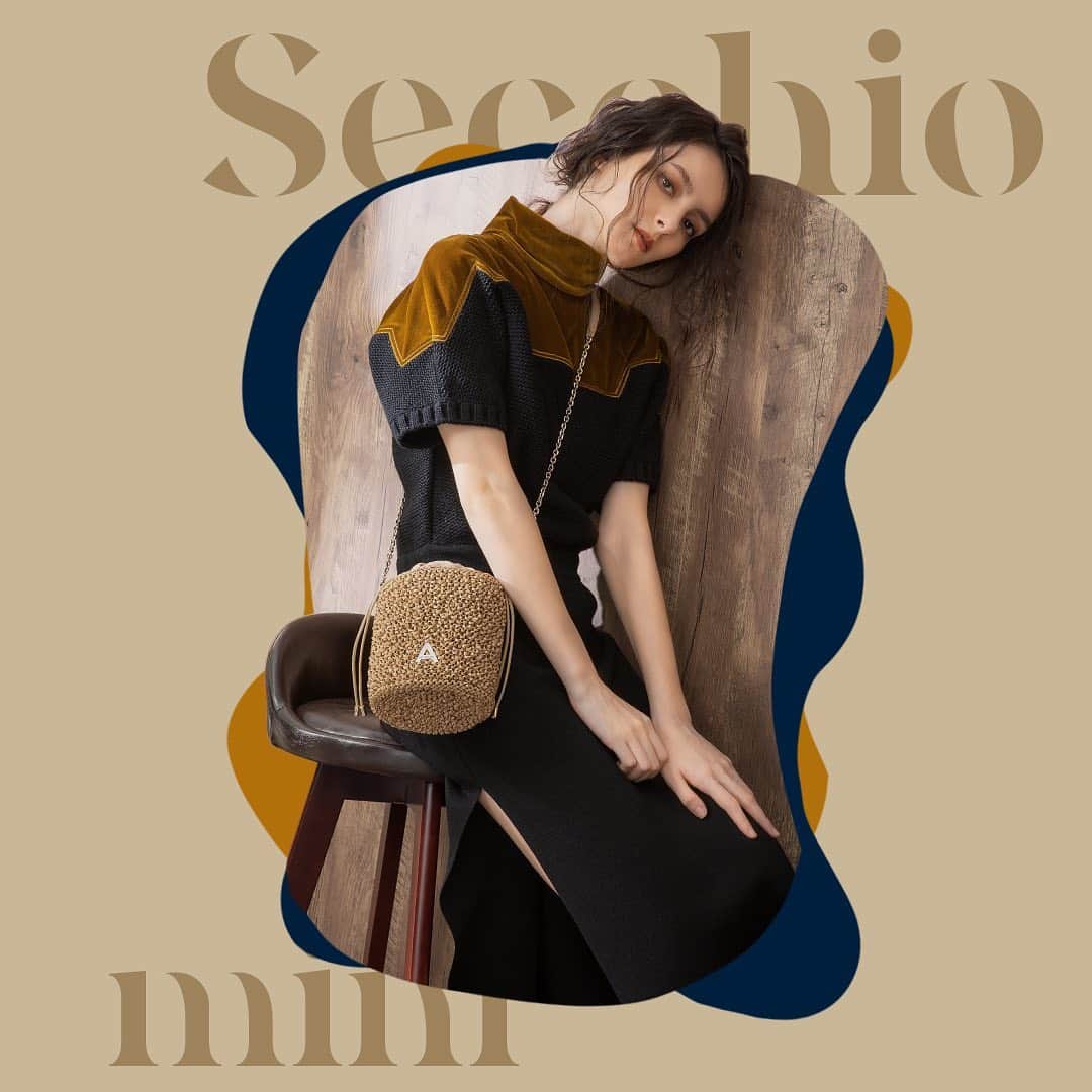 のインスタグラム：「Its the time of year for having a little splurge to reward yourself! Bucket up your femininity with this practical yet elegant #SecchioMini bucket bag. It is going to rule your fall with the vibrant hues!   #ANTEPRIMA #WIREBAG #FW20 #FallWinter2020  #Classic #Style #Fashion #Italian #Luxury #InstaBag #Design #Lifestyle #Urban #Handcraft #アンテプリマ #패션​」