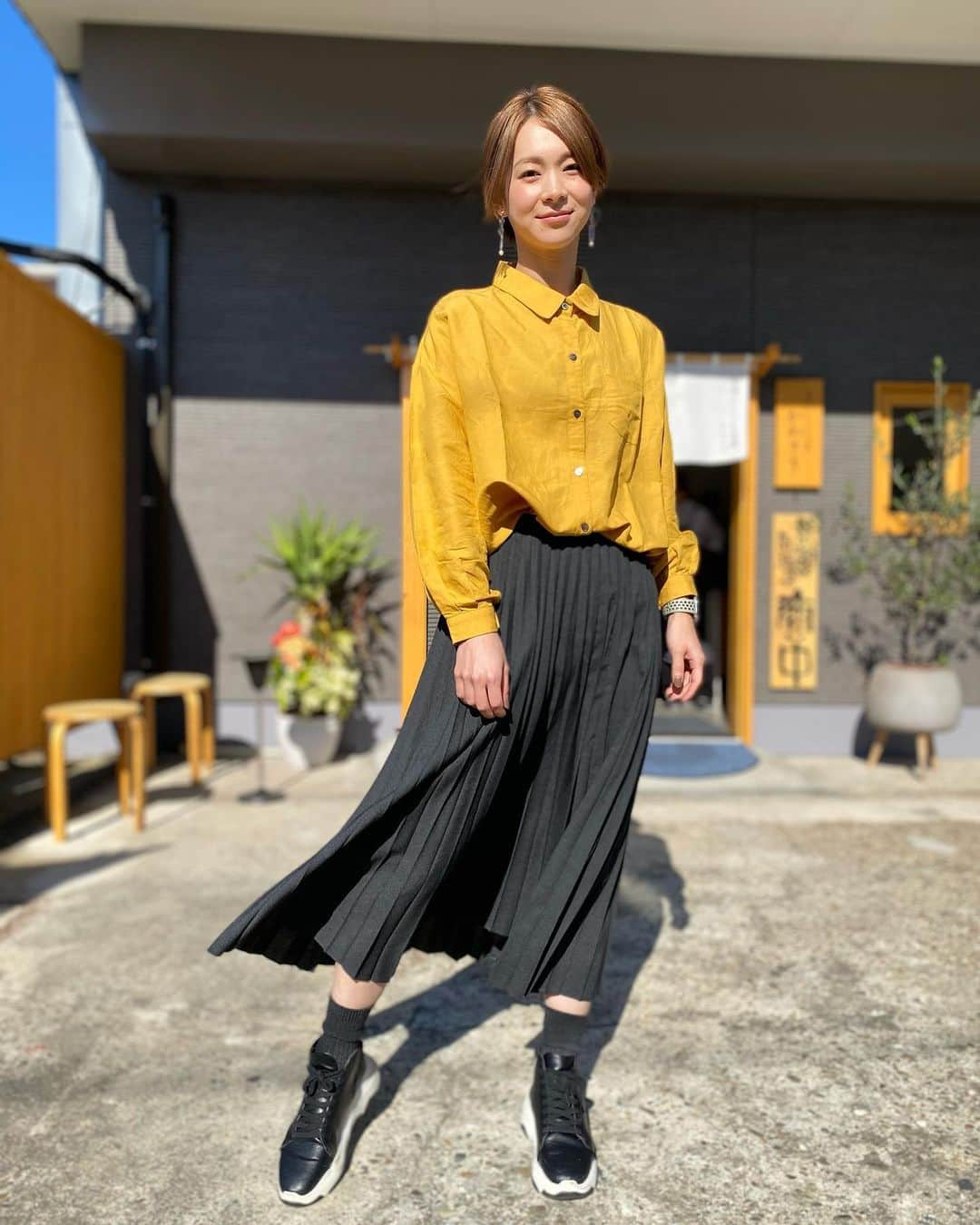 酒井瞳さんのインスタグラム写真 - (酒井瞳Instagram)「今日のお洋服👯‍♀️  スカート普段着ないからひらひらしちゃうよね💁‍♀️笑  毎日宮崎の美味しいご飯と温かい人と自然にたくさん癒されております❤️  今日も天気良くて食欲日和で幸せな一日でした😂🙌笑  プライベートでも食べた美味しいご飯もたくさんアップしていきますね❤️✨  宮崎の美味しいなら任せてください💪 って早く言えるようになりたい😁💕  #宮崎 #グルメ #うまミヤザキ #美味しい #よかばん #食べるの大好き」11月12日 20時22分 - s.sakaihitomi