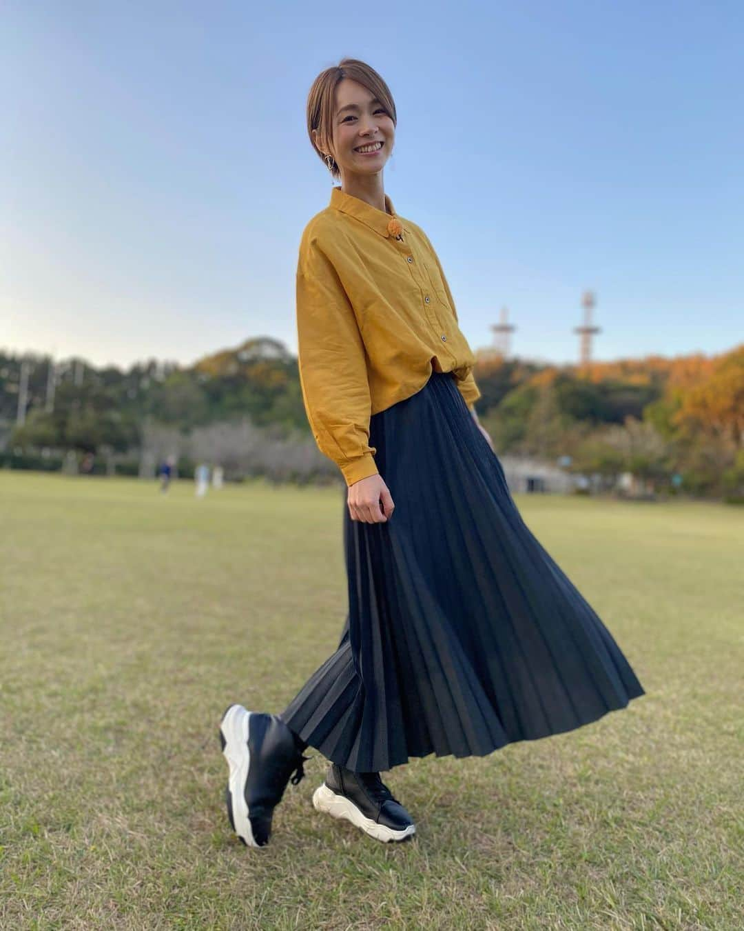 酒井瞳さんのインスタグラム写真 - (酒井瞳Instagram)「今日のお洋服👯‍♀️  スカート普段着ないからひらひらしちゃうよね💁‍♀️笑  毎日宮崎の美味しいご飯と温かい人と自然にたくさん癒されております❤️  今日も天気良くて食欲日和で幸せな一日でした😂🙌笑  プライベートでも食べた美味しいご飯もたくさんアップしていきますね❤️✨  宮崎の美味しいなら任せてください💪 って早く言えるようになりたい😁💕  #宮崎 #グルメ #うまミヤザキ #美味しい #よかばん #食べるの大好き」11月12日 20時22分 - s.sakaihitomi