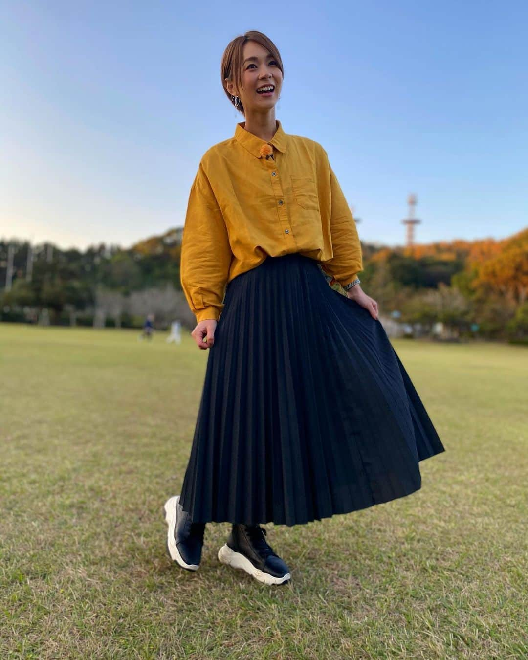 酒井瞳さんのインスタグラム写真 - (酒井瞳Instagram)「今日のお洋服👯‍♀️  スカート普段着ないからひらひらしちゃうよね💁‍♀️笑  毎日宮崎の美味しいご飯と温かい人と自然にたくさん癒されております❤️  今日も天気良くて食欲日和で幸せな一日でした😂🙌笑  プライベートでも食べた美味しいご飯もたくさんアップしていきますね❤️✨  宮崎の美味しいなら任せてください💪 って早く言えるようになりたい😁💕  #宮崎 #グルメ #うまミヤザキ #美味しい #よかばん #食べるの大好き」11月12日 20時22分 - s.sakaihitomi