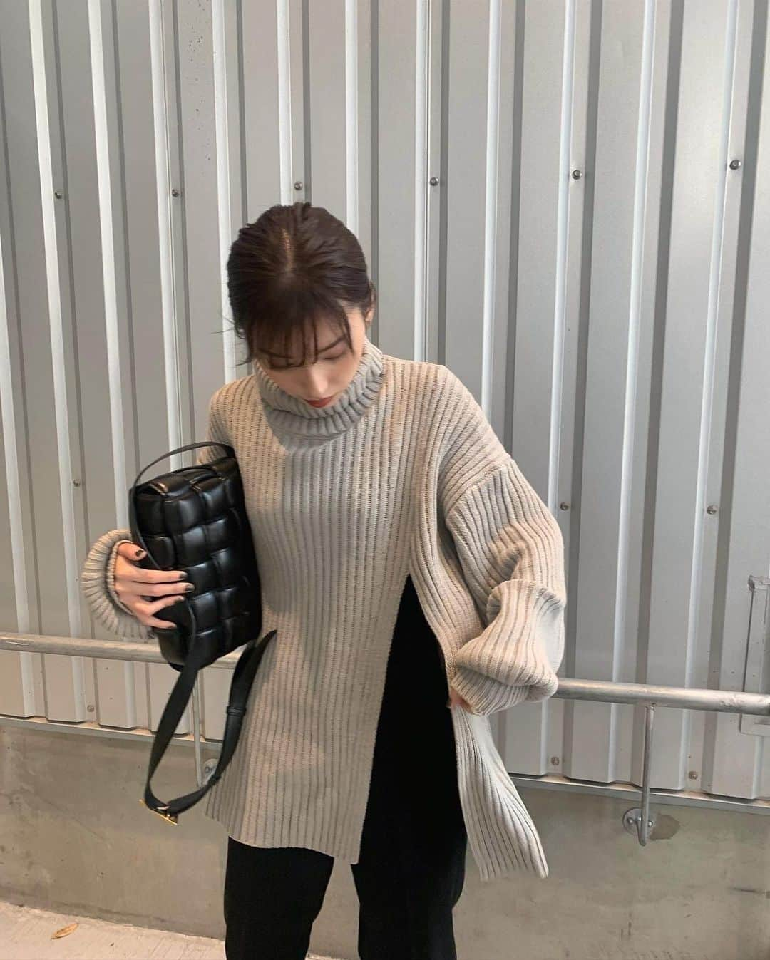 谷川菜奈さんのインスタグラム写真 - (谷川菜奈Instagram)「153cmコーデ🖤 top @titivatejp  bottom @uniqlo  bag @newbottega   深めのスリットが可愛いしスタイルアップよね☺️🌱 #titivate#titivatestyle#ティティベイト#スリットデザインニット」11月12日 20時36分 - pechi.130