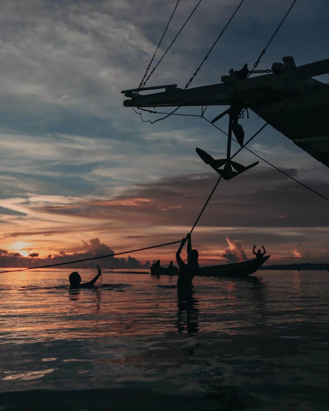 Putri Anindyaのインスタグラム：「#hellofrom Raja Ampat 👋🏽   It’s a precious memory of mine when I visited one of the most beautiful place on earth. These memories rent free in my head.   Hope you’re all well my friends! Don’t forget to drink vitamins 💊 and wear mask 😷」