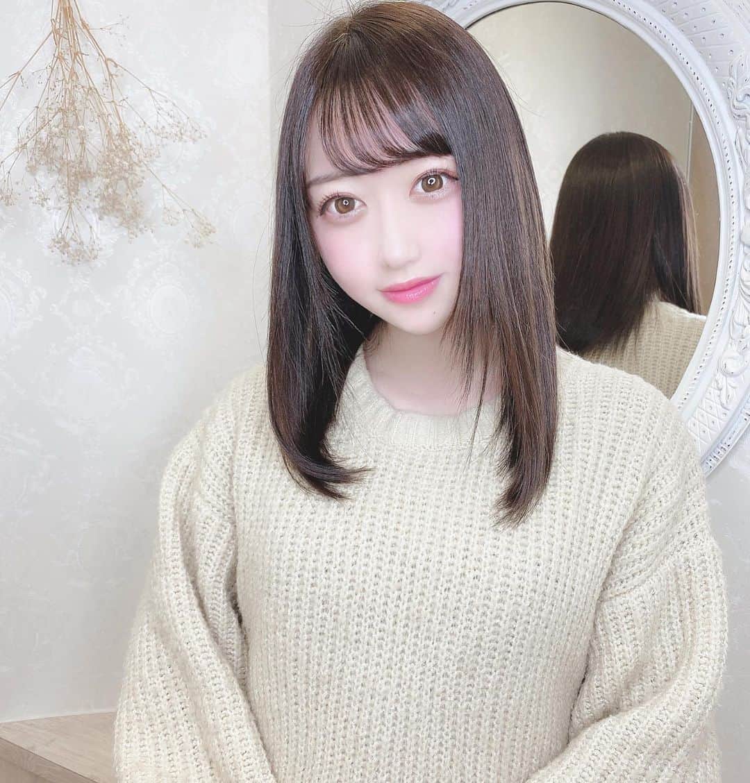 のインスタグラム：「@shibuya_euphoria さんに 2回目の髪質改善トリートメント してもらいました❤︎  髪質改善は続けることで効果が より出やすいものなんだけど、 2回目で既にそれを実感してます☺️  最近ロングにしたい欲強くて エクステも迷ったけど 地毛でトリートメントを繰り返して 綺麗に保ちながら伸ばそうと 思います〜〜🧜‍♀️  #銀座美容室 #銀座美容院 #髪質改善 #髪質改善トリートメント #ストレートヘア」