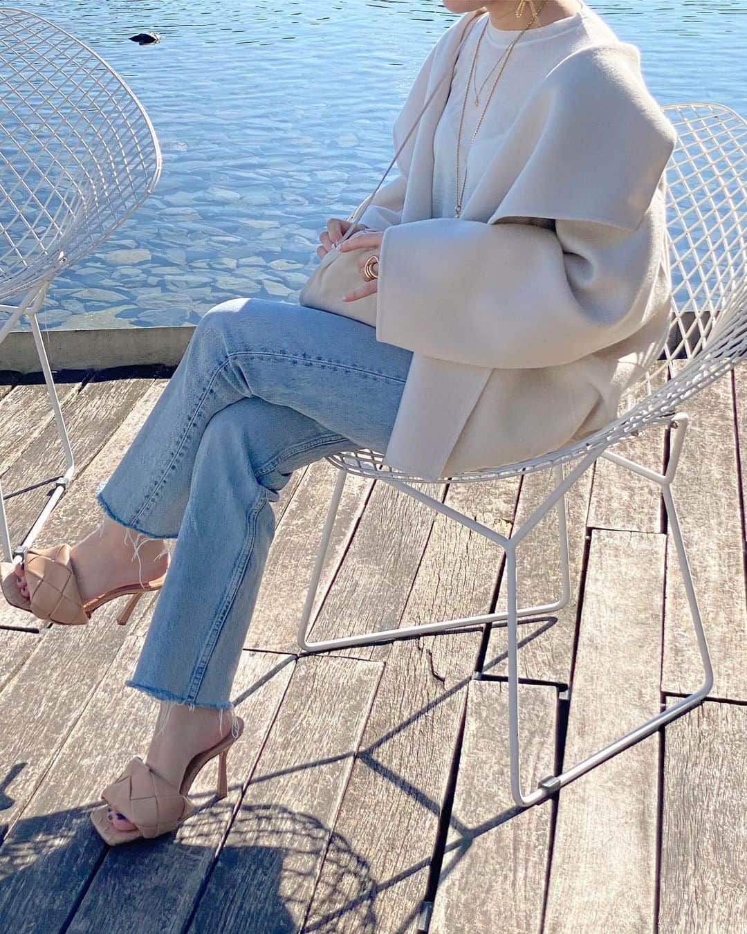 akiii031のインスタグラム：「シンプル🤍 肌触りの良いシアーteeと👖  コートは今年新しく買ったもの。 ショールカラーでさらっと羽織るだけ👌💕  coat/tee @aulii_amomentofhappiness  denim @zara  bag/sandals @newbottega  earring @seadsmara」