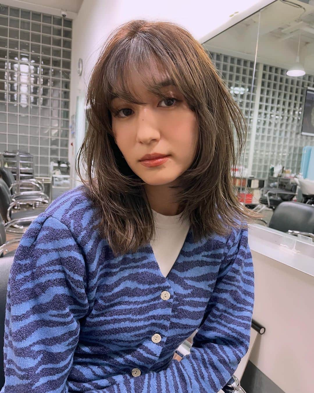 のインスタグラム：「🌫 Effortless cut 🌫 顔周りを大胆に切り込んだ🆕ロブヘアー！ 一番の効果は"小顔見せ効果" もあるけど、、、 やっぱり"大胆なデザイン"ですね！  #effortlesscut#balayage#highlight#shadowroot#ombre #オンブレ#オンブレカラー#ブルネット#ハイライト#バレイライト#バレイヤージュ#海外ヘアー#リアル海外ヘアー#ラフカット#エフォートレスカット#ラフで適当がカッコいい#ラフで色気のあるヘアー#キャメルブラウン#SHIMA#色気#セクシー#sexy#ラフ#クール#髪型ではなく色気を買う時代」