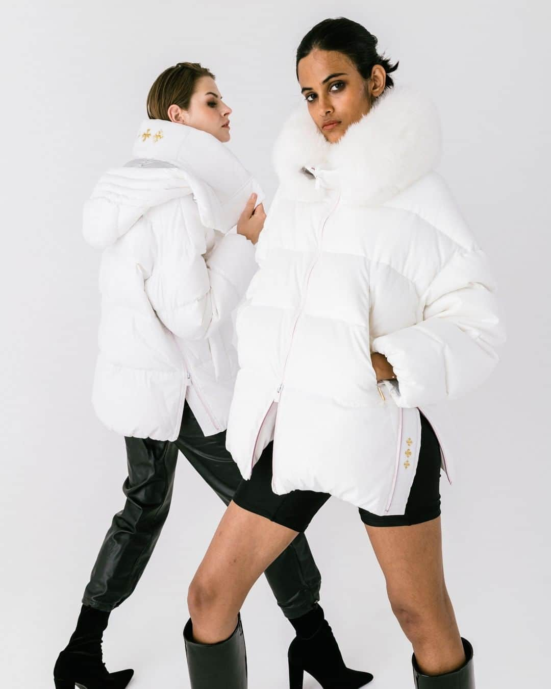 タトラスさんのインスタグラム写真 - (タトラスInstagram)「Twins with personality.  Introducing NASHI and PELER lady's down jacket in color white.  Each pieces share common feature such as water-repellent treatment while also establishing its indivisual characteristics.  #tatrasofficial  #tatraspeople」11月12日 20時30分 - tatras_official