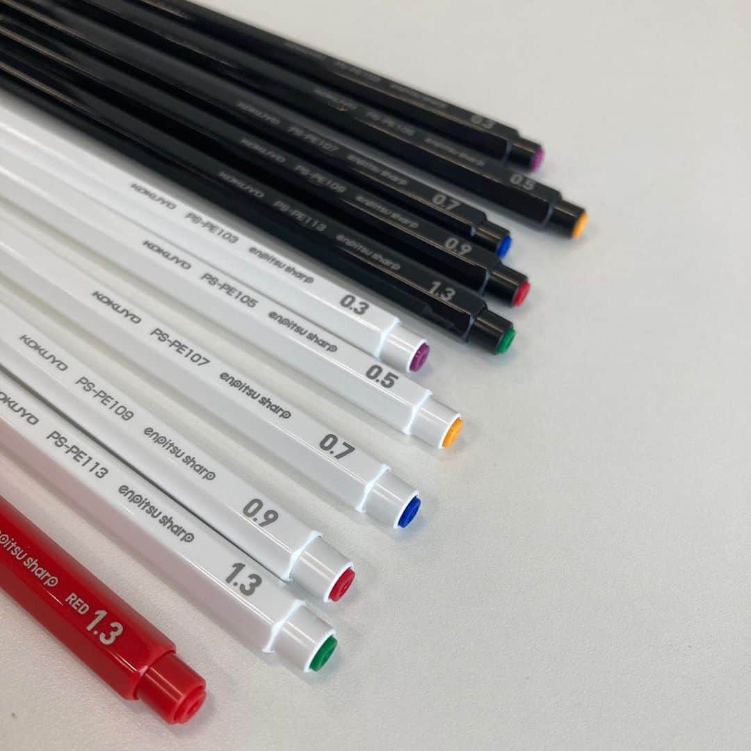 コクヨのぶんぐさんのインスタグラム写真 - (コクヨのぶんぐInstagram)「【新商品】﻿ 鉛筆シャープ﻿ ﻿ ＜どんな商品？＞﻿ デザインから使い心地まで鉛筆のようなシンプルさを追求したシャープペンシル﻿ ﻿ ＜特長＞﻿ ・0.3～1.3mmの5種の芯径﻿ ・シンプルかつ鉛筆らしい細身の軽いボディ（鉛筆とシャープペンのいいとこ取り🥳）﻿ ・ノック部分の穴に直接芯を入れるだけのスピードイン機構﻿ ﻿ ﻿ ＜そのほかこだわり＞﻿ ・ツヤツヤした質感の六角軸﻿ ・ペン先が鉛筆を削ったようなデザイン﻿ ・ノック部分に色が付いており芯径が識別可能﻿ ・替え芯やリサーレも鉛筆シャープと連動した形や色﻿ ﻿ ﻿ シンプルでありながら細部までこだわりぬいた商品です！﻿ 細身で、つやっつやで、白や黒でかっこいいしアクセントカラーがおしゃれ。﻿ ﻿ クリップなども除いたミニマルな形状で、﻿ そぎ落とされた美しさ！って感じです。﻿ ﻿ 中の人個人的には鉛筆削ったような質感のペン先に感動。﻿ ﻿ ﻿ ﻿ そして！発売を記念して、数量限定ですが﻿ 商品のコンセプトを凝縮した缶ペンケースのスペシャルセットも同時発売（発売開始目安は11月25日～）﻿ 缶ペンケースの中身は、5種の芯径の鉛筆シャープと﻿ 六角形状で限定デザインのプラスチック消しゴム「リサーレ」です！﻿ ﻿ 鉛筆シャープのノック部分のアイコンカラーともリンクしていて、セットで持ちたいデザインです！﻿ ﻿ ﻿ 店頭でお早めに見てみてくださいね！﻿ ﻿ ﻿ ---﻿ ﻿ ﻿ ◆鉛筆シャープ﻿ 芯の太さ：0.3mm/0.5mm/0.7mm/0.9mm/1.3mm﻿ ※赤芯は1.3mmのみ﻿ 価格：180円﻿ ﻿ ◆リサーレ限定デザイン﻿ カラー：ベース色はブラック、ホワイトの2種。アクセントカラーは紫、黄、青、赤、緑の5種の径10種類﻿ 価格：120円﻿ ﻿ ◆鉛筆シャープ限定セット﻿ カラー：ブラック、ホワイト﻿ 価格：1200円﻿ ※発売開始目安：11月25日（水）﻿ ﻿ #鉛筆シャープ #pencil #シャープペン #シャーペン #✏ #鉛筆 #筆記具 #筆記具好き #pen #ペン好き #ペン﻿ #文具沼 #文房具 #文具 #文具好き #文房具マニア #文具好きさんとつながりたい #ステーショナリー #stationery #stationerylove #stationeryaddict #コクヨ #kokuyo #コクヨのぶんぐ」11月12日 20時32分 - kokuyo_st